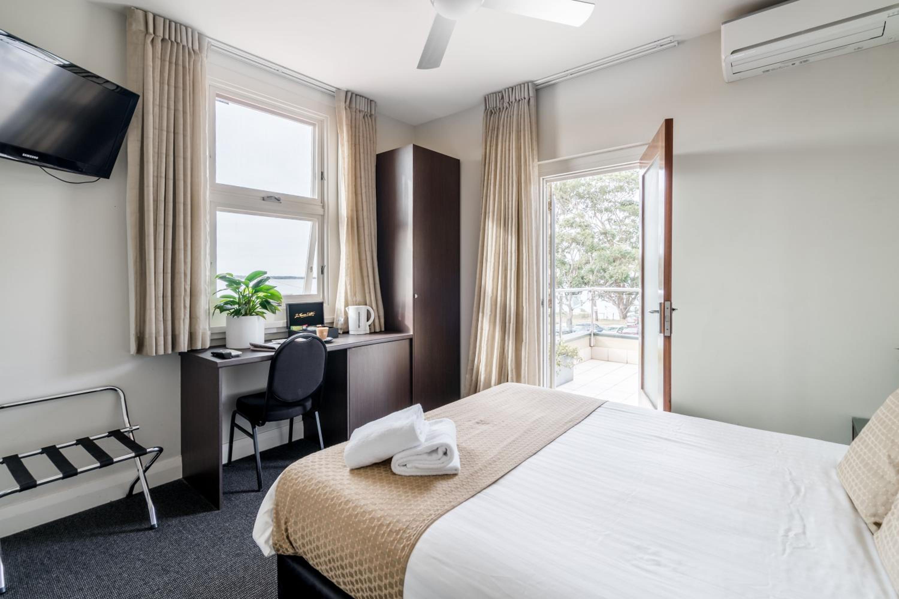 Queen Room & Balcony - Ocean View photo 2