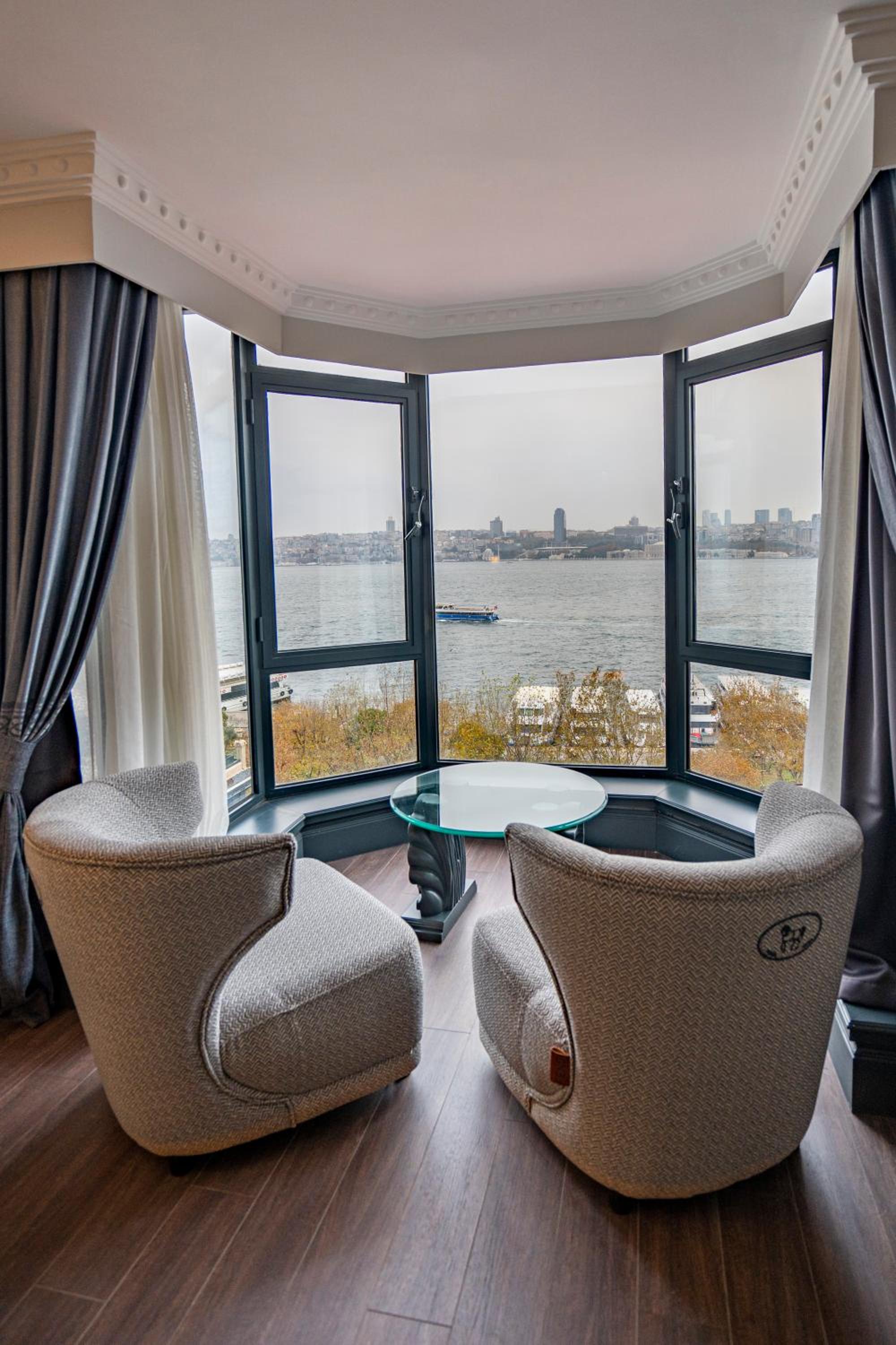 Deluxe Twin Room with Sea View photo 2
