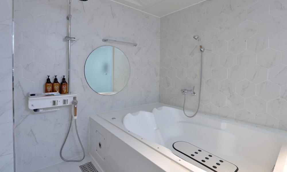 Suite - Photo 9