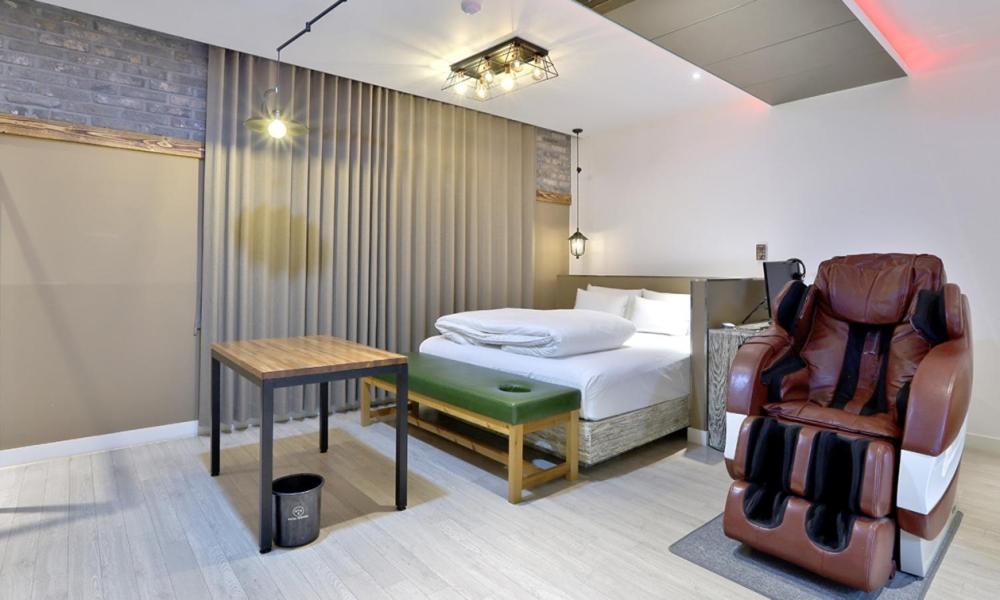 Suite - Photo 1