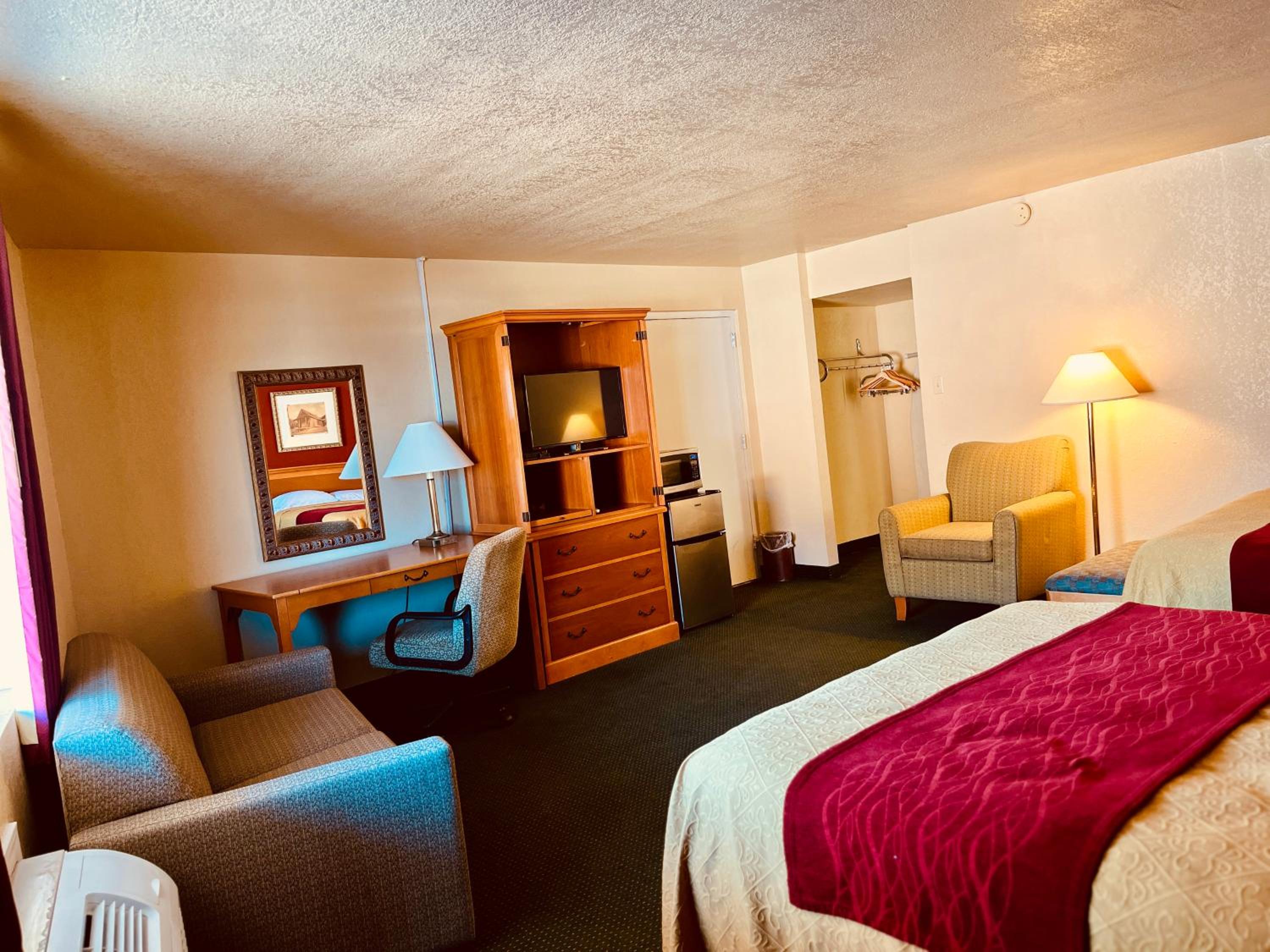 Quadruple Room With Two Queen Beds - Non Smoking photo 1