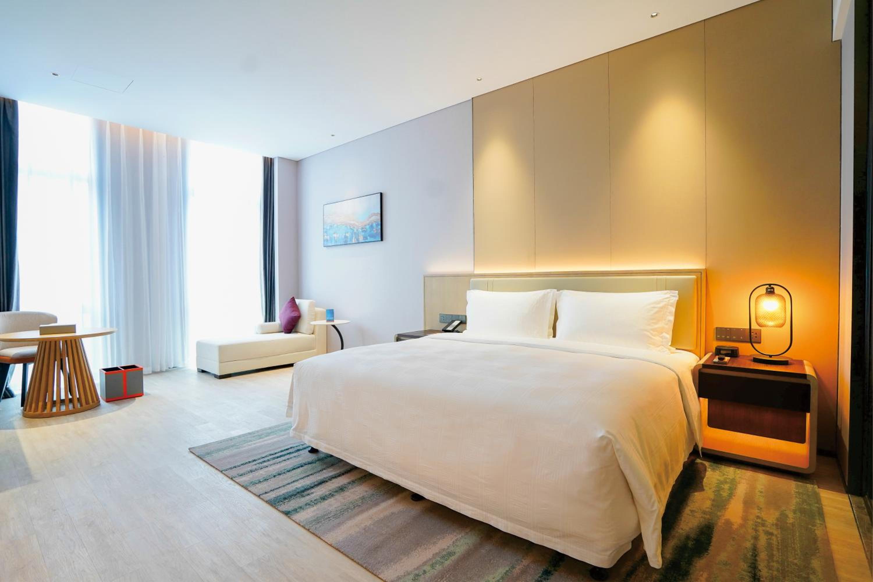 Deluxe King Room, Non-Smoking - Photo 1