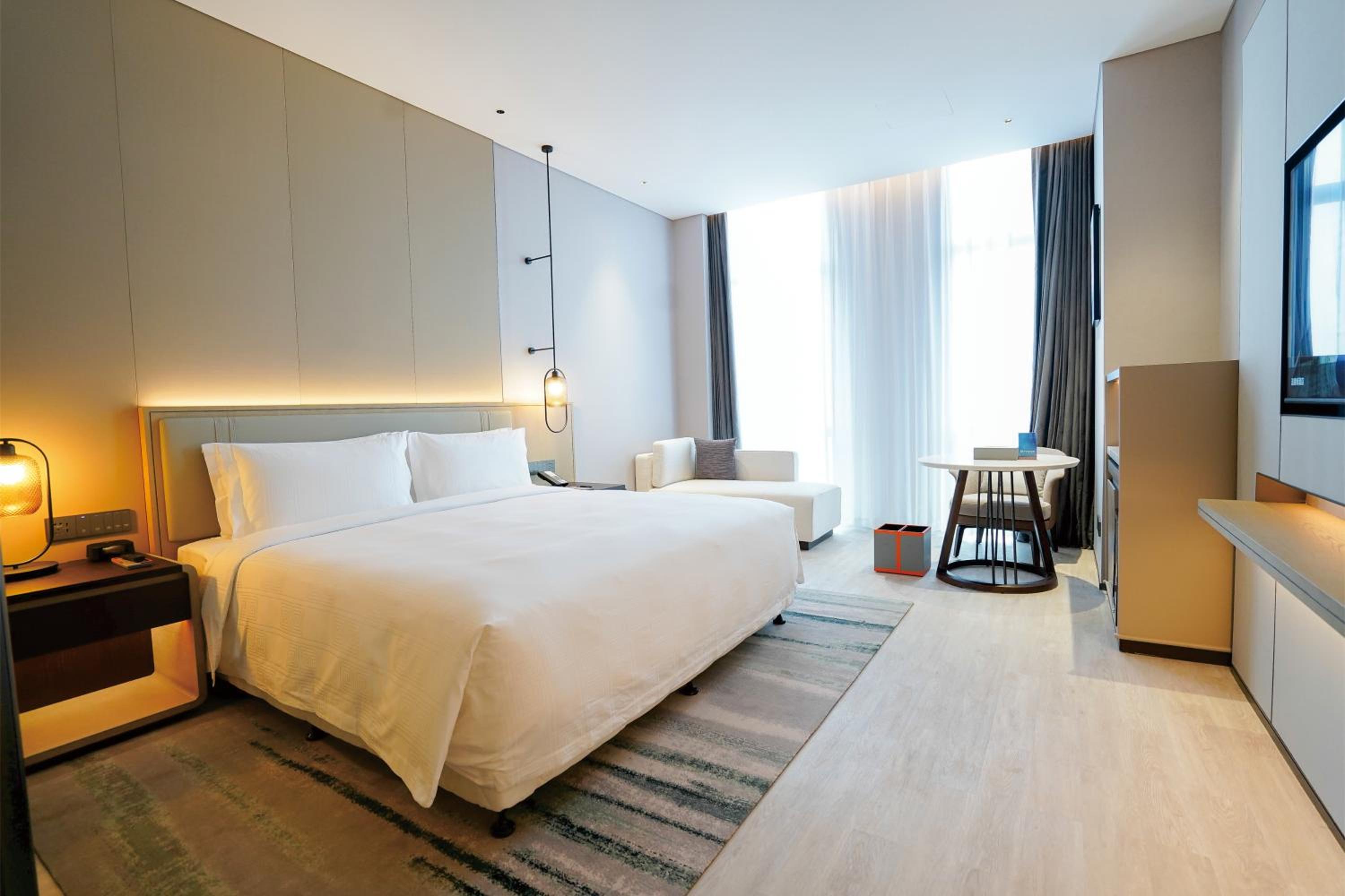 Deluxe King Room, Non-Smoking - Photo 2