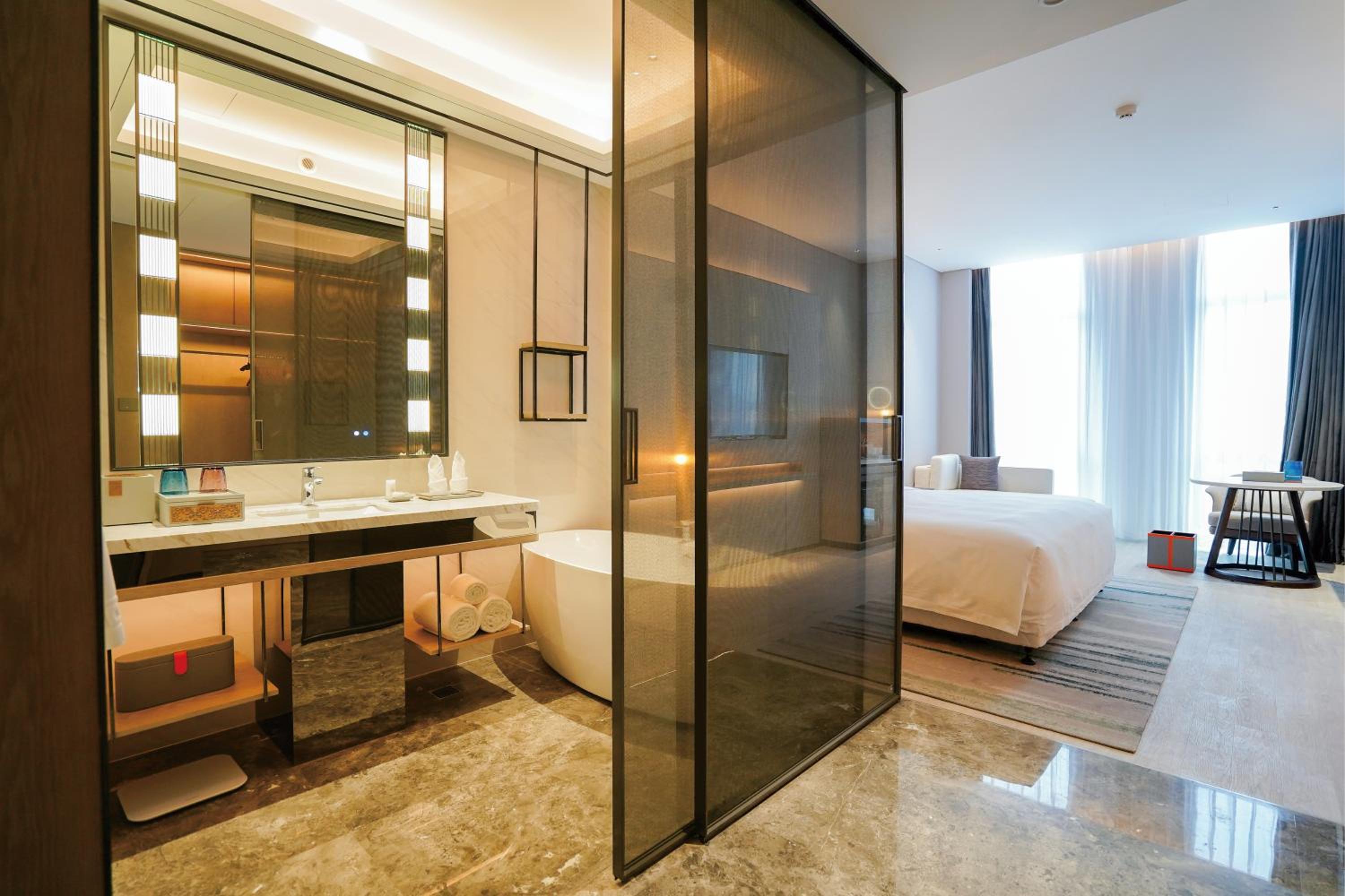 Deluxe King Room, Non-Smoking - Photo 3