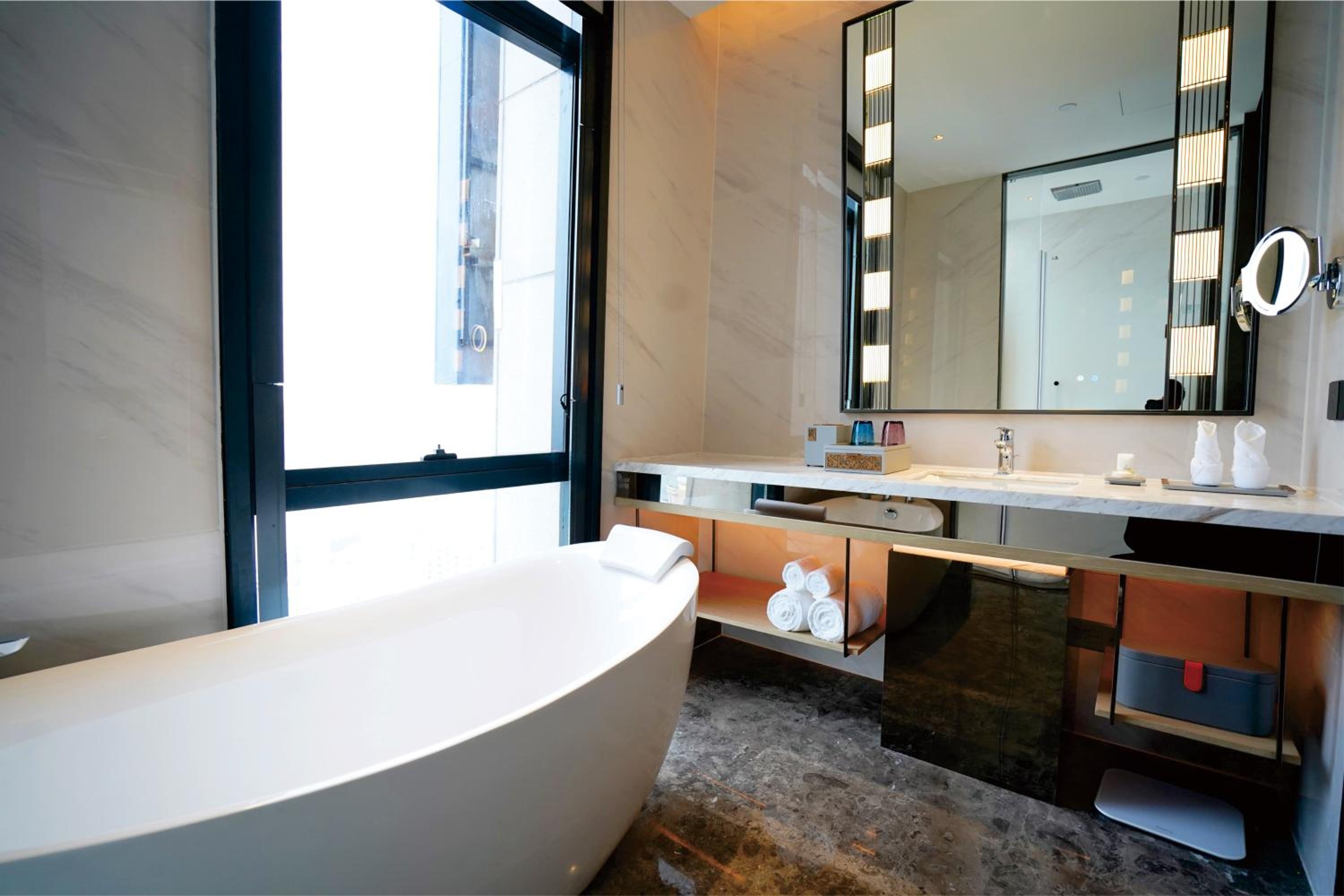 Deluxe King Suite, Non-Smoking - Photo 2