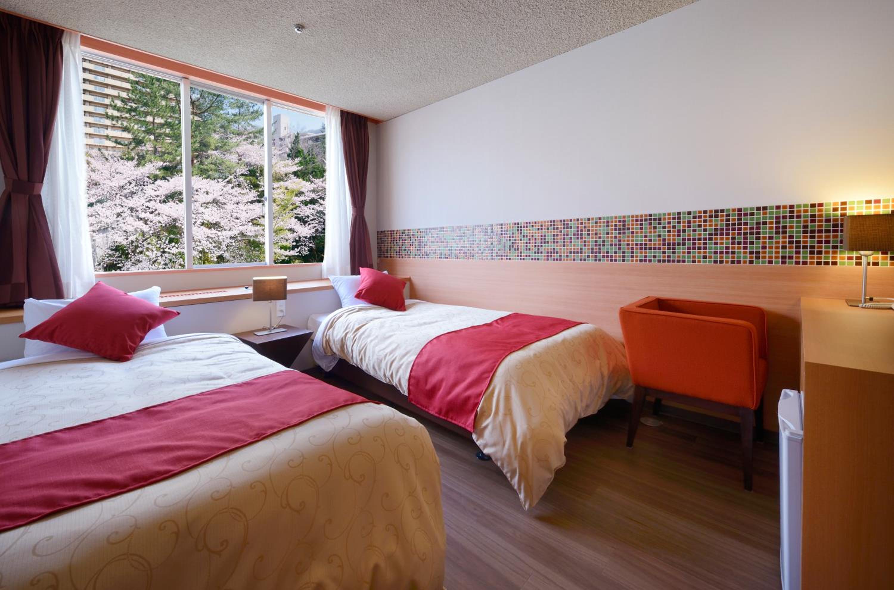 Twin Room With View - Non Smoking - Photo 1