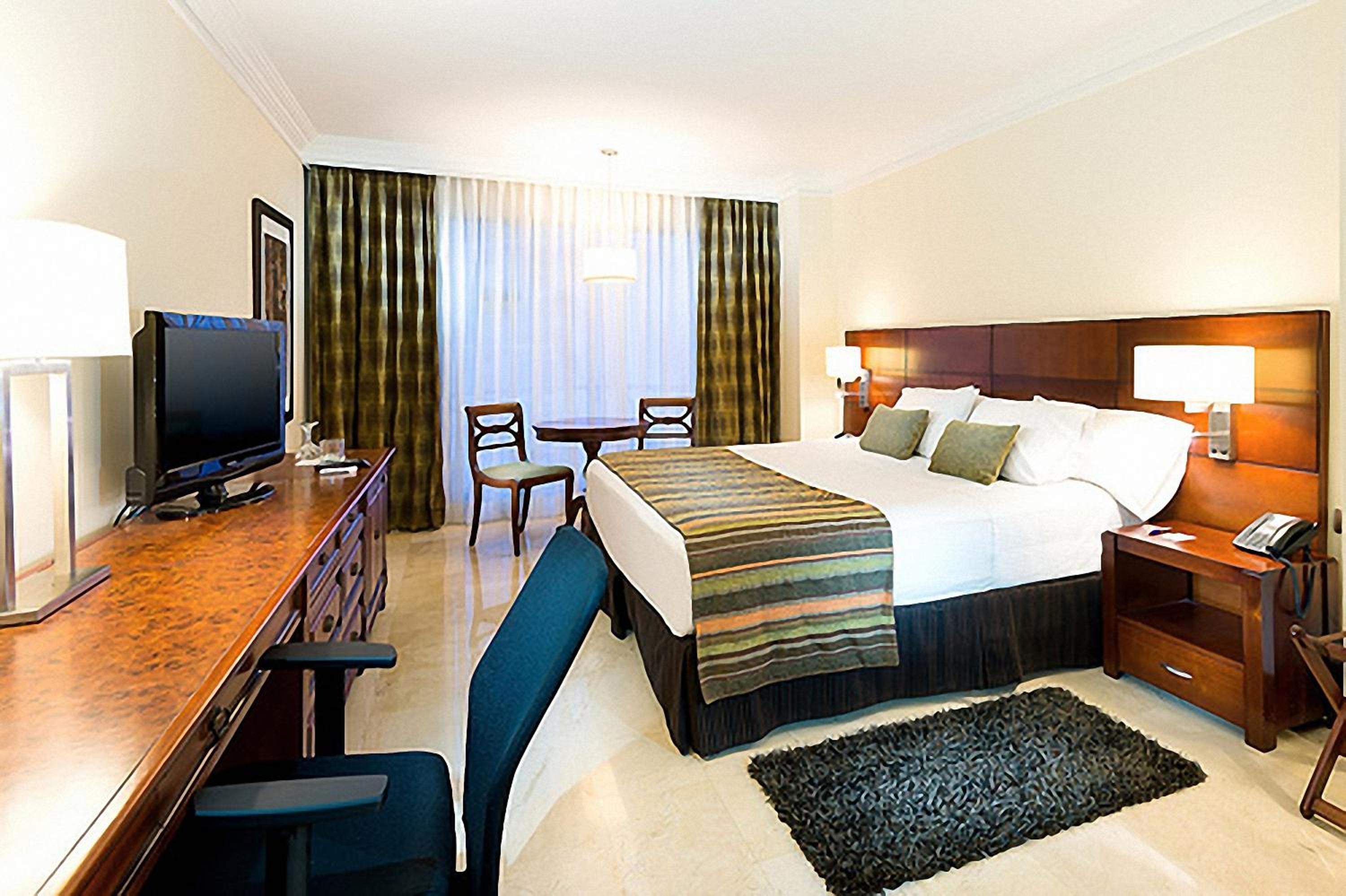 Standard Queen Room - Photo 9