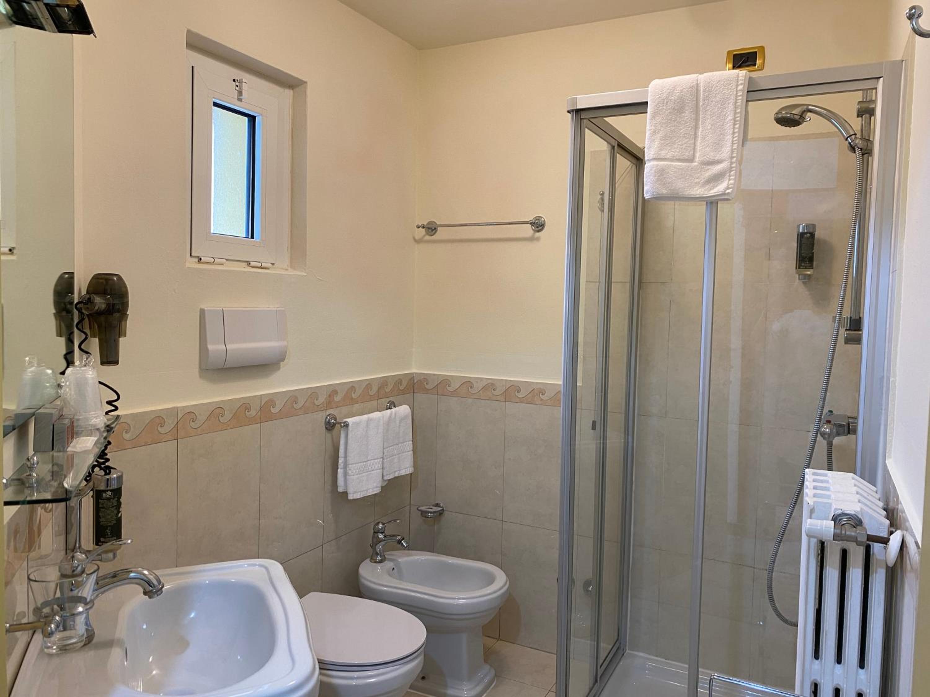 Superior Double Room with Lake View - Photo 4