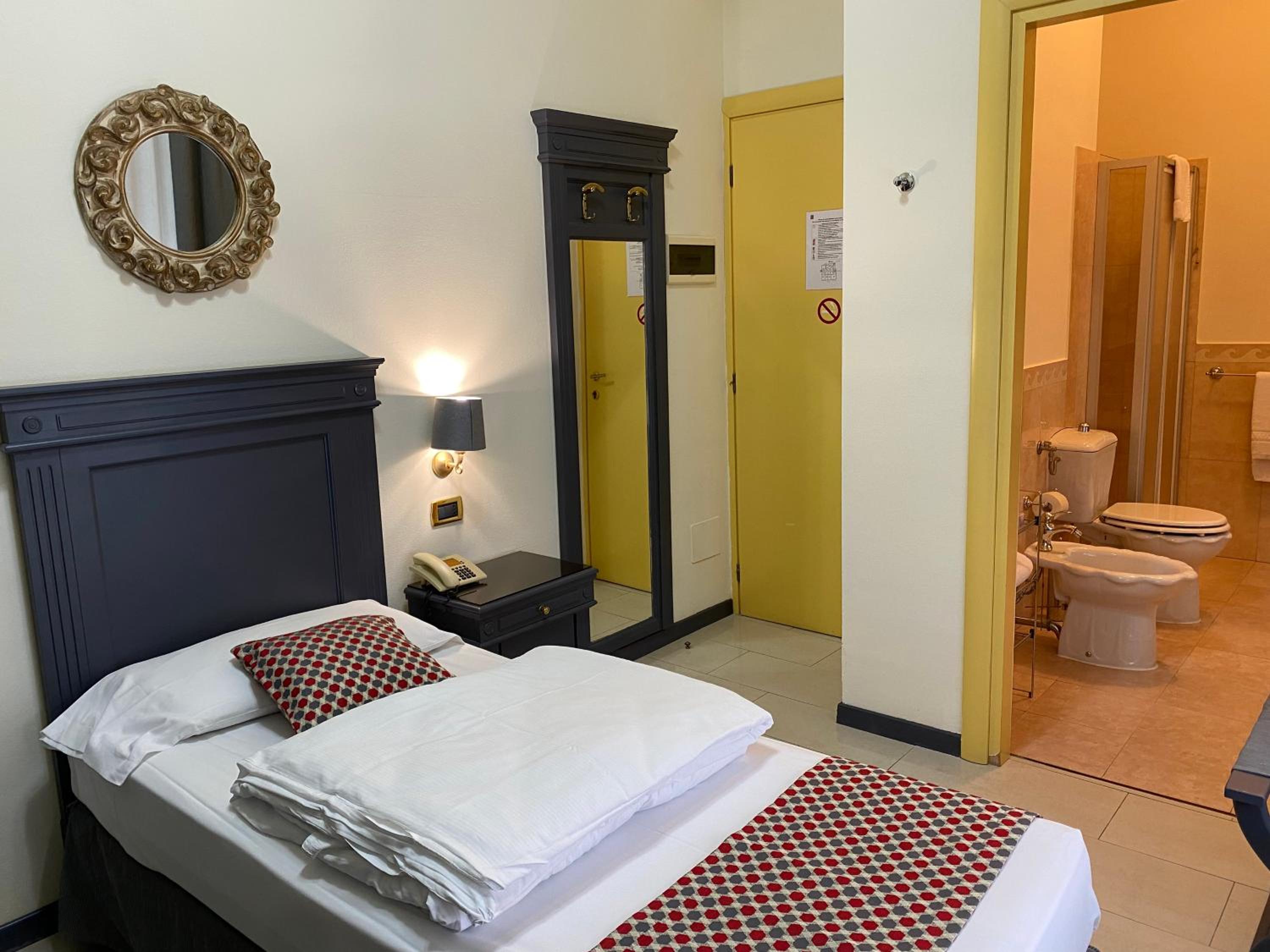 Standard Single Room photo 2