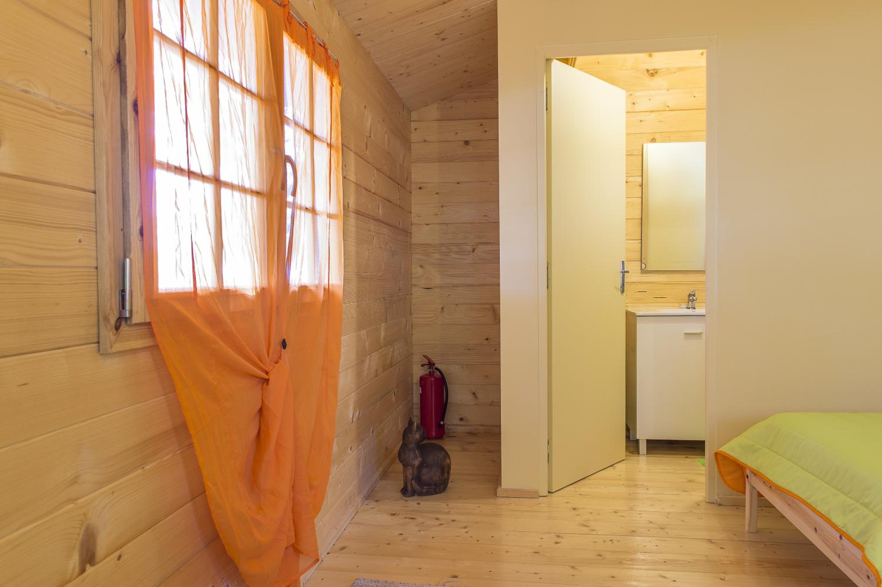 One-Bedroom Bungalow - Photo 7