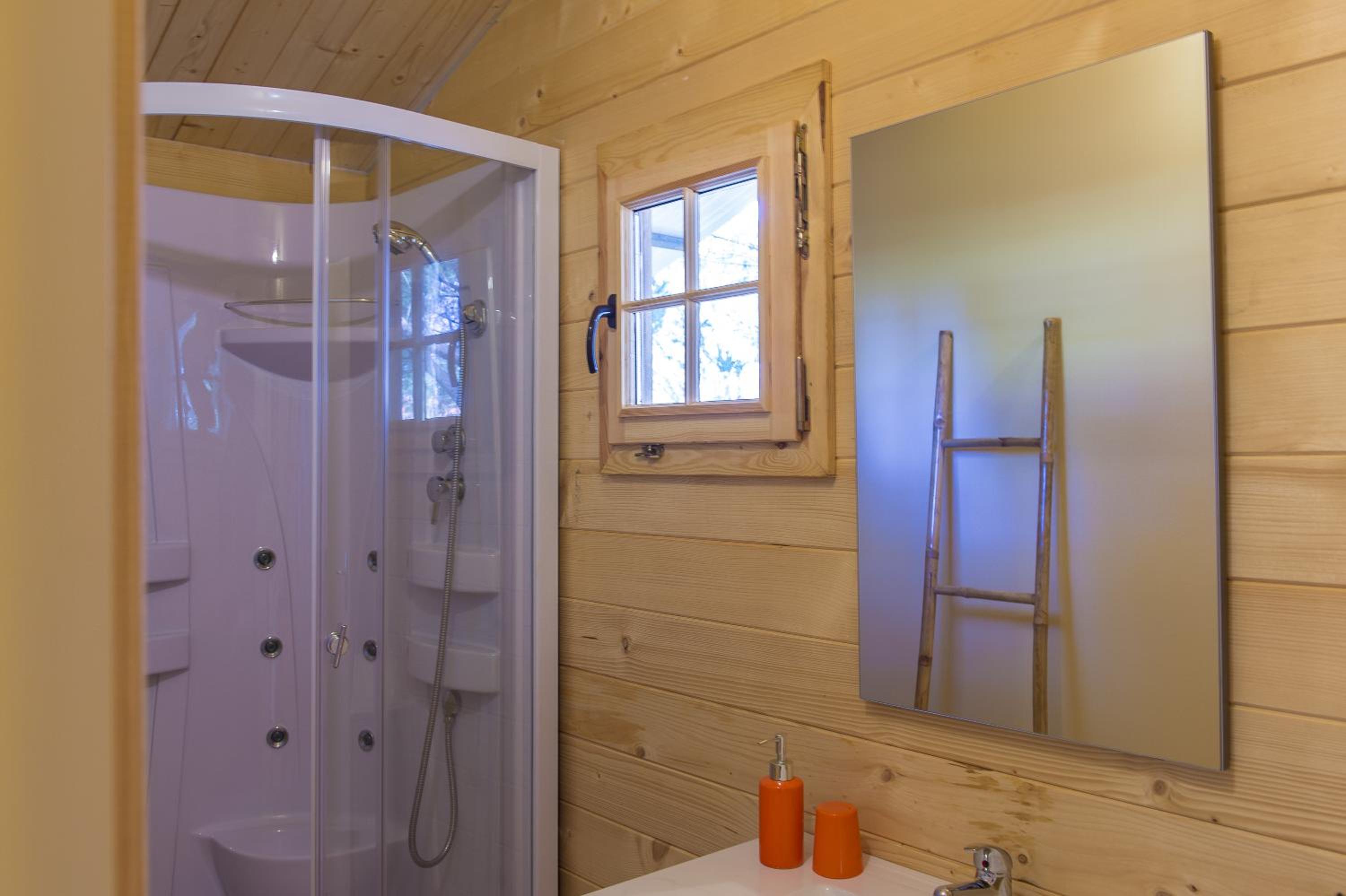 One-Bedroom Bungalow - Photo 4