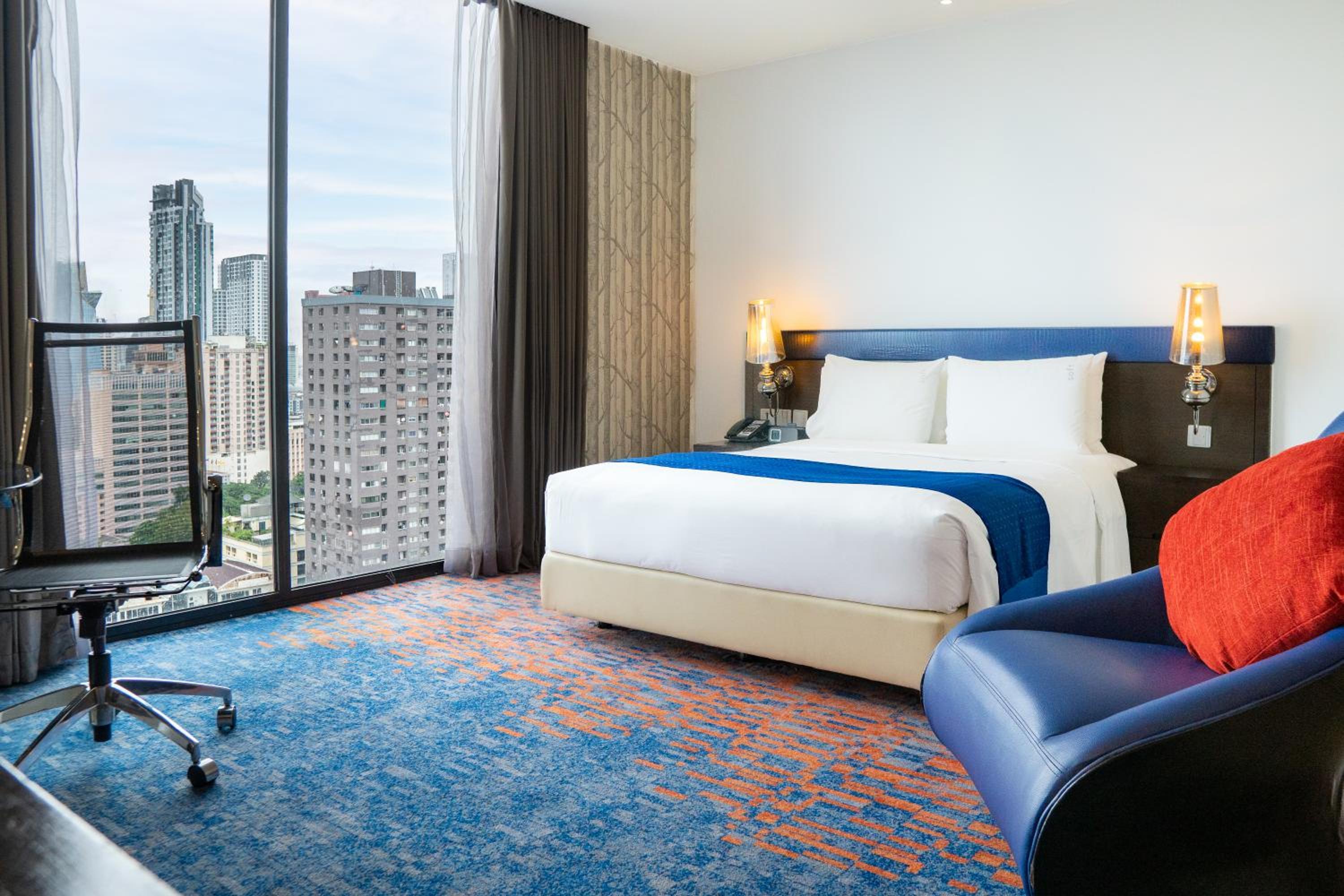 Queen Room with Stadium View