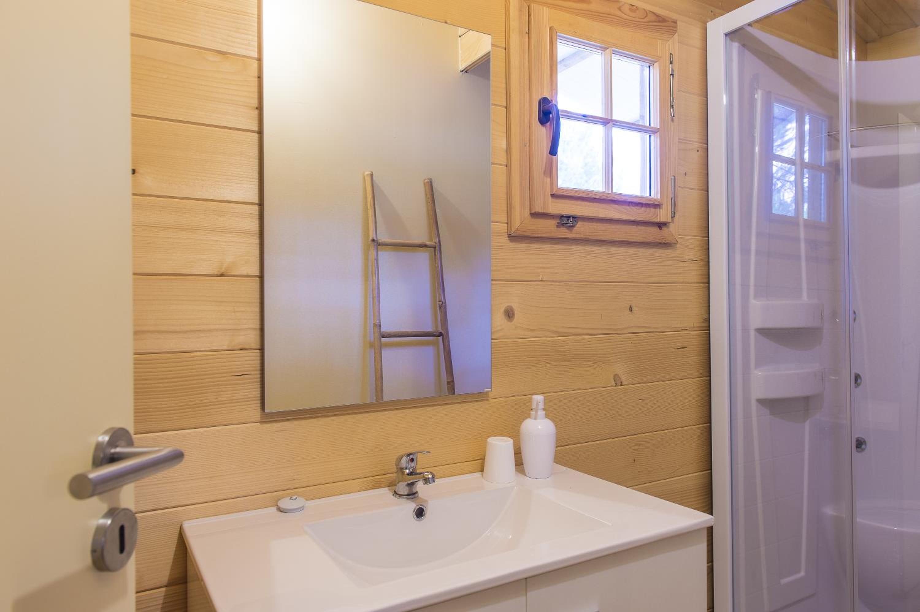 Deluxe Bungalow - Photo 11