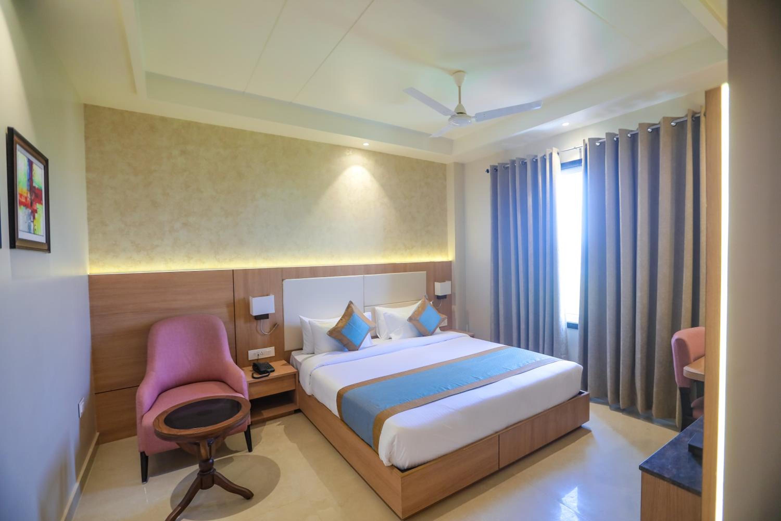 Standard King Room photo 3
