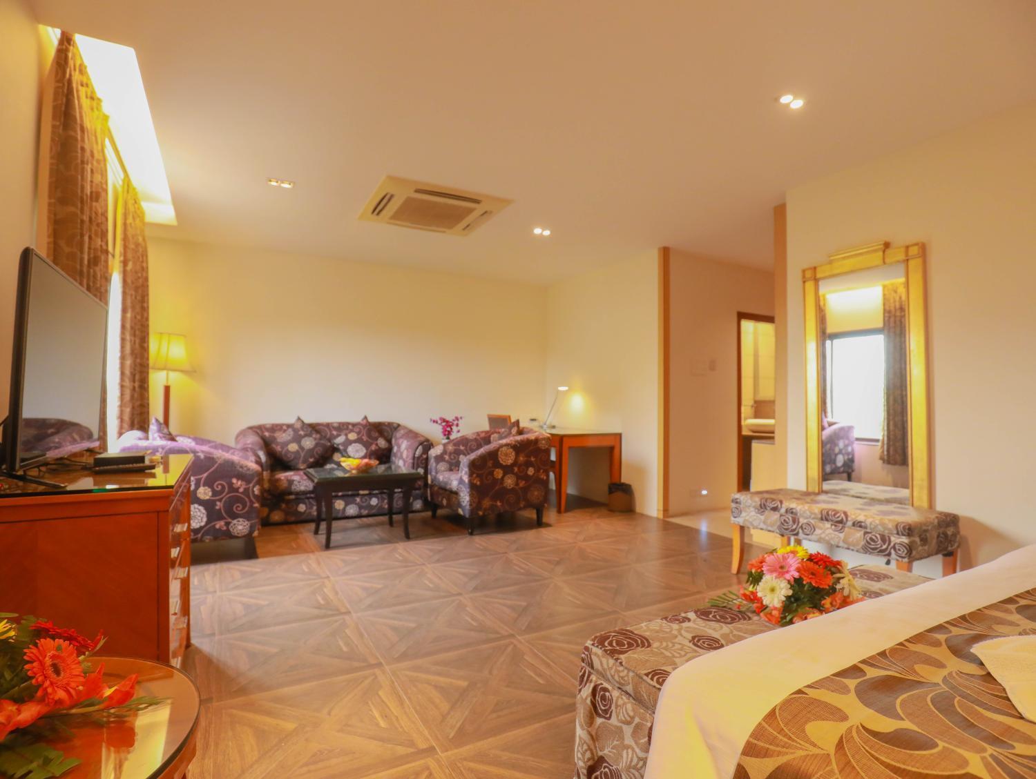 Suite - Photo 8