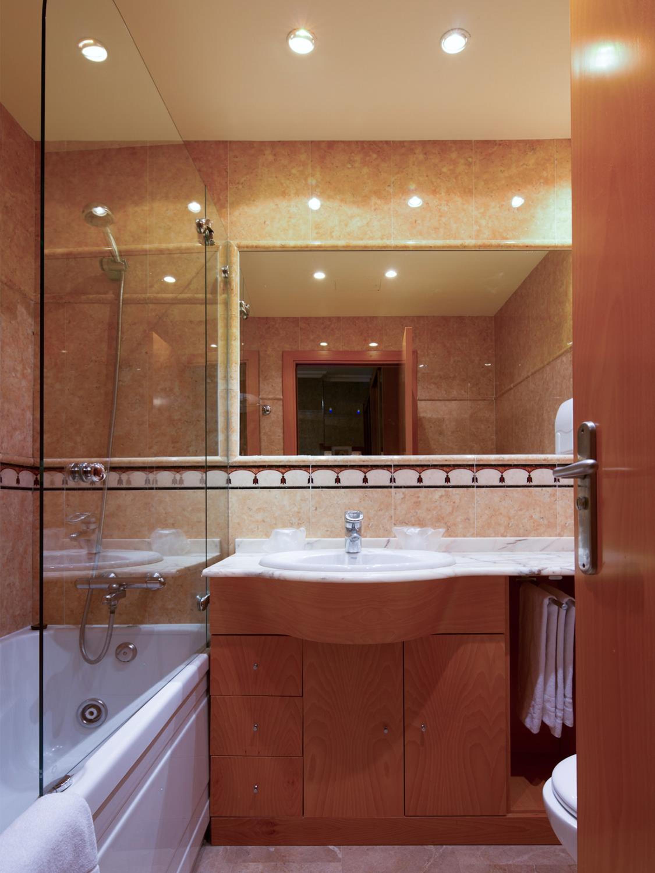 Double Room with window with marina views  - Photo 5