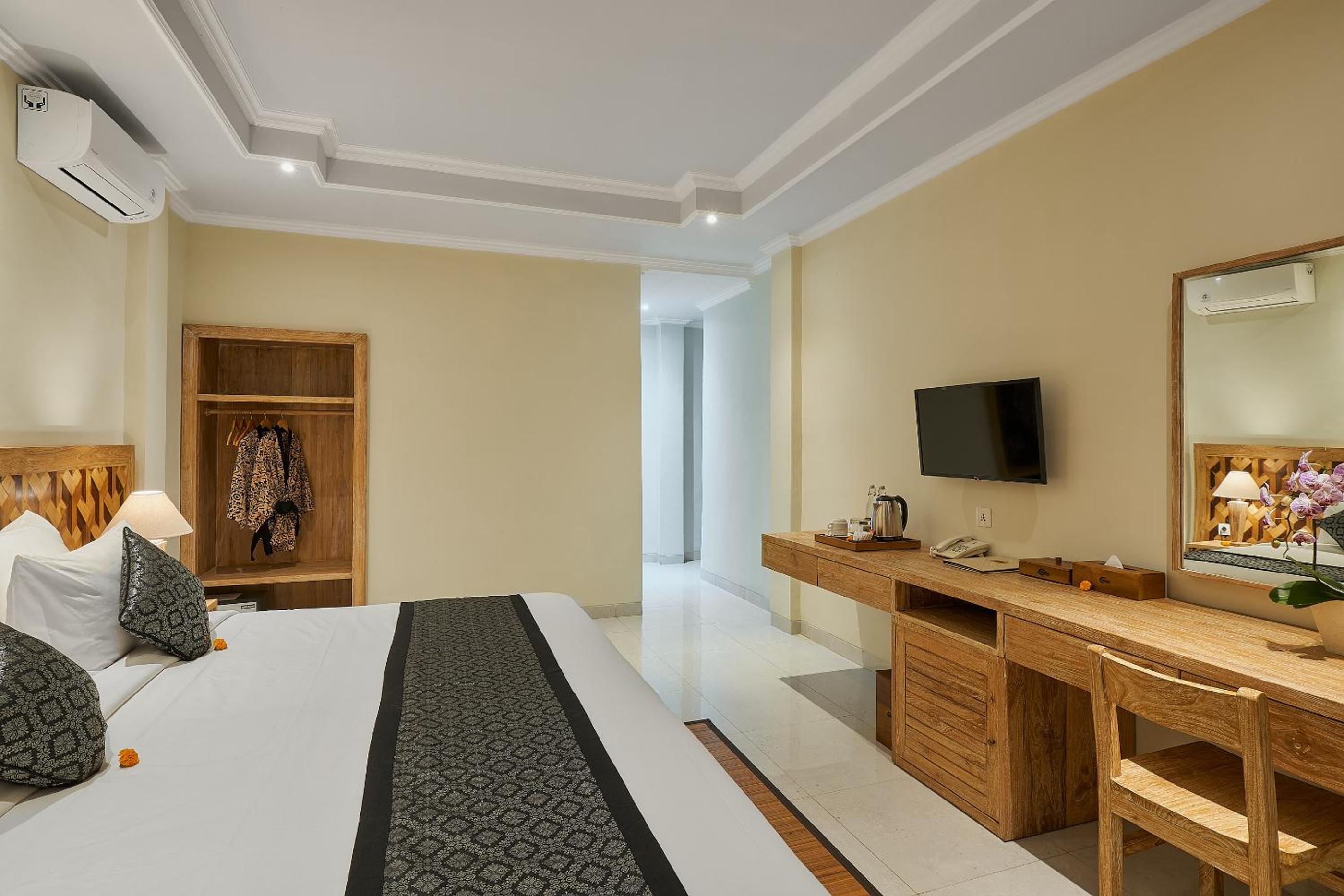 Superior Double or Twin Room with Pool View - Photo 19