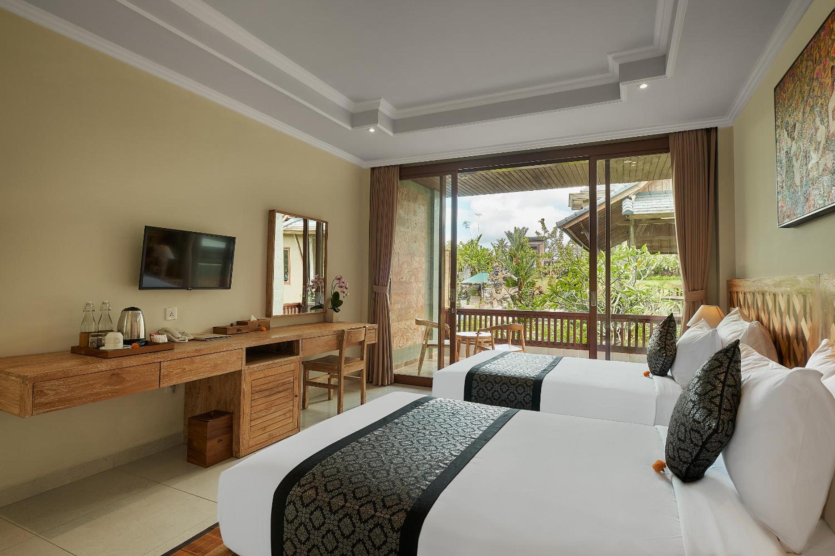 Superior Double or Twin Room with Pool View - Photo 17