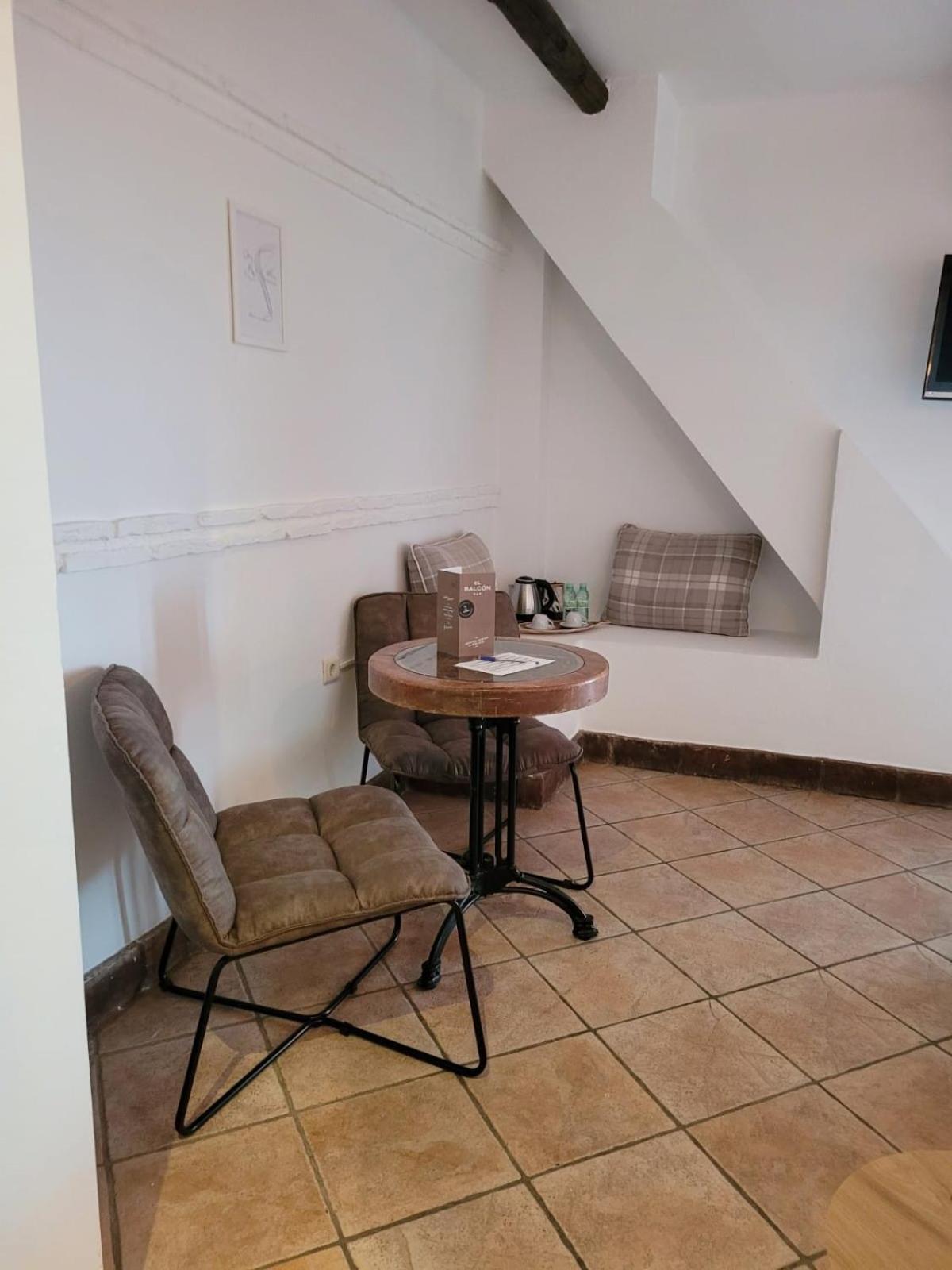 Double Room with Balcony - Photo 10