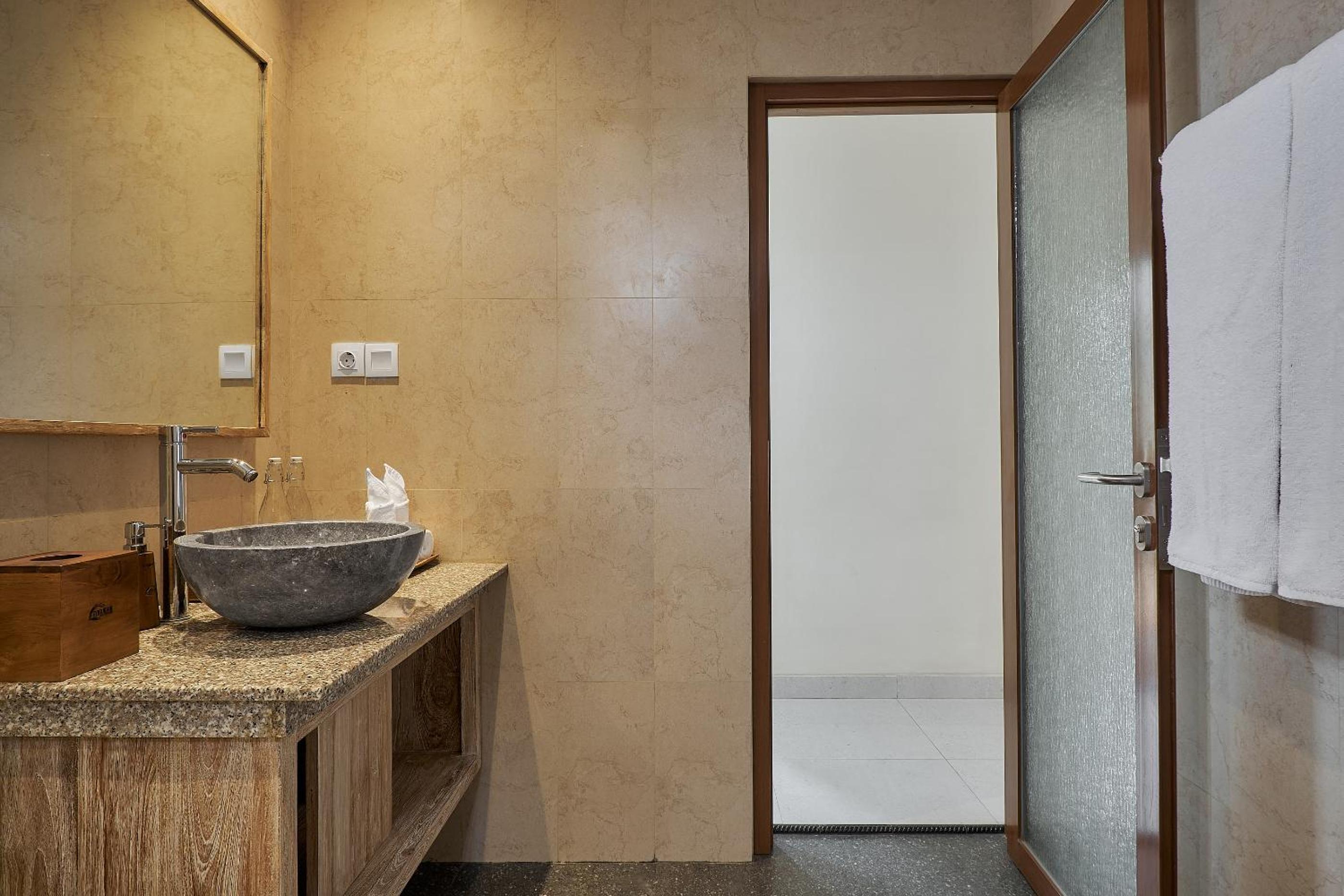 Superior Double or Twin Room with Pool View - Photo 9