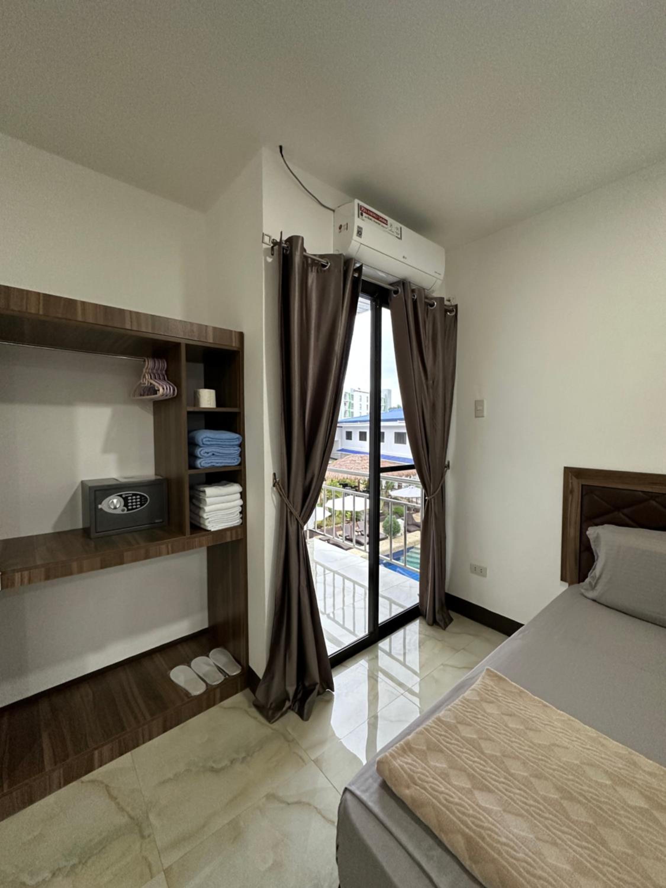 Large Twin Room - Photo 6