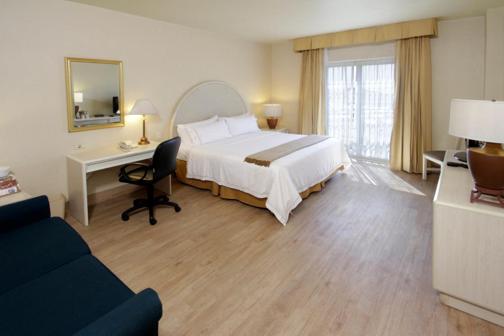 Standard King Room - Photo 2