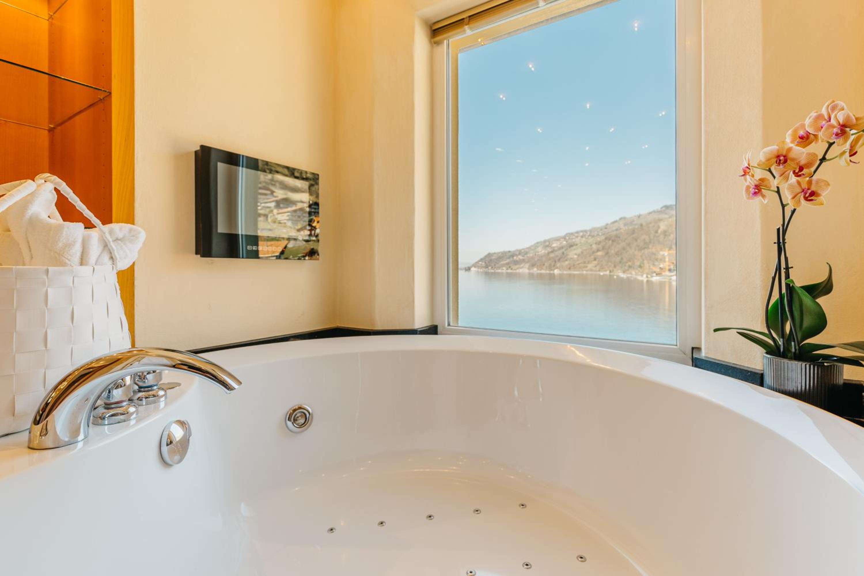 Wellness Suite with Spa Bath - Photo 2