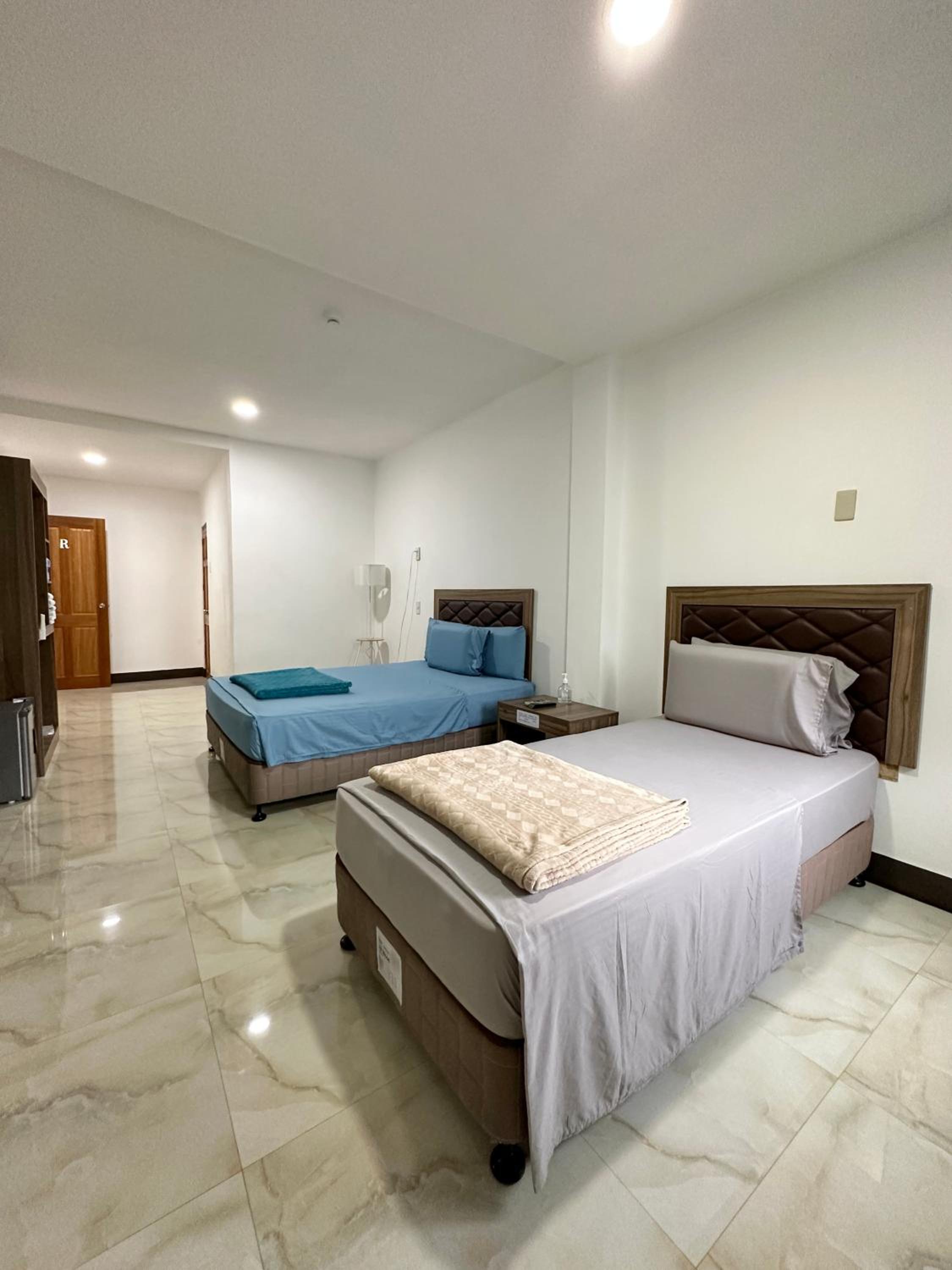 Large Twin Room - Photo 2