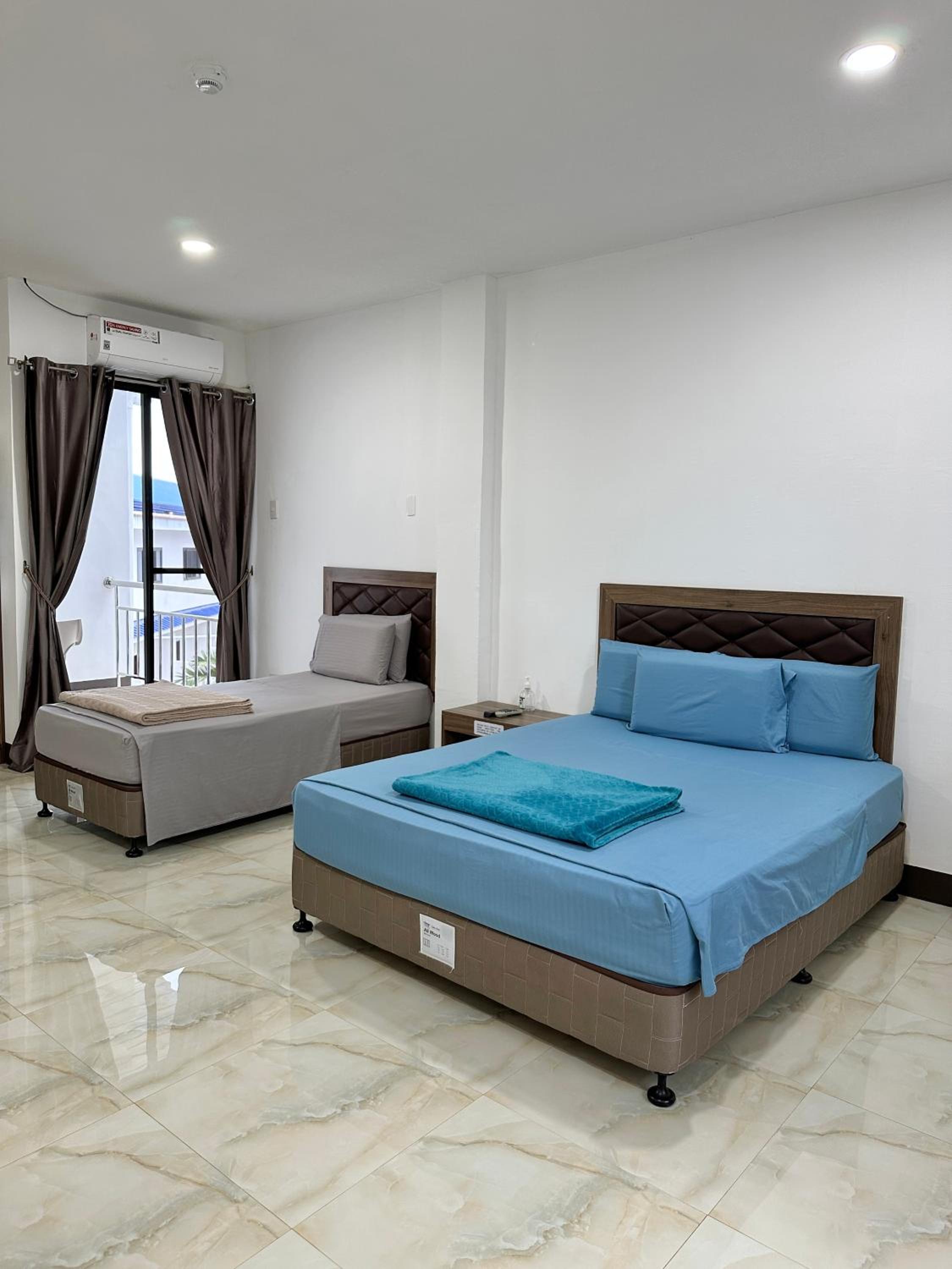 Large Twin Room - Photo 3