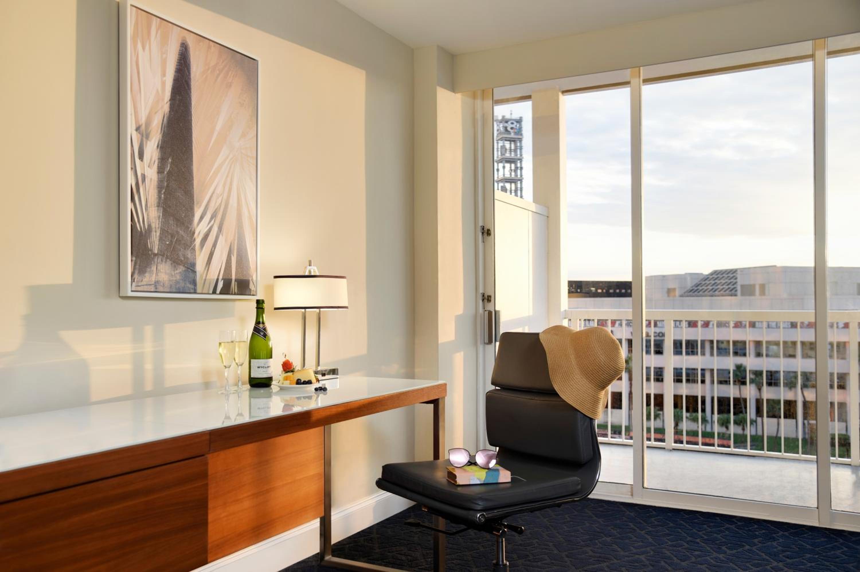 Corner King Room with Sofa Bed and Balcony - River View - Photo 4