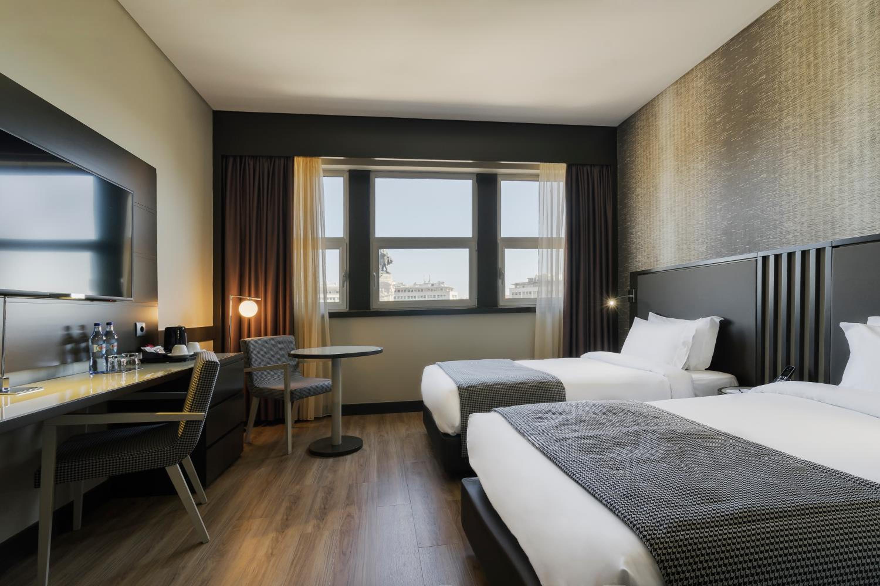 Superior Twin Room thumbnail 5