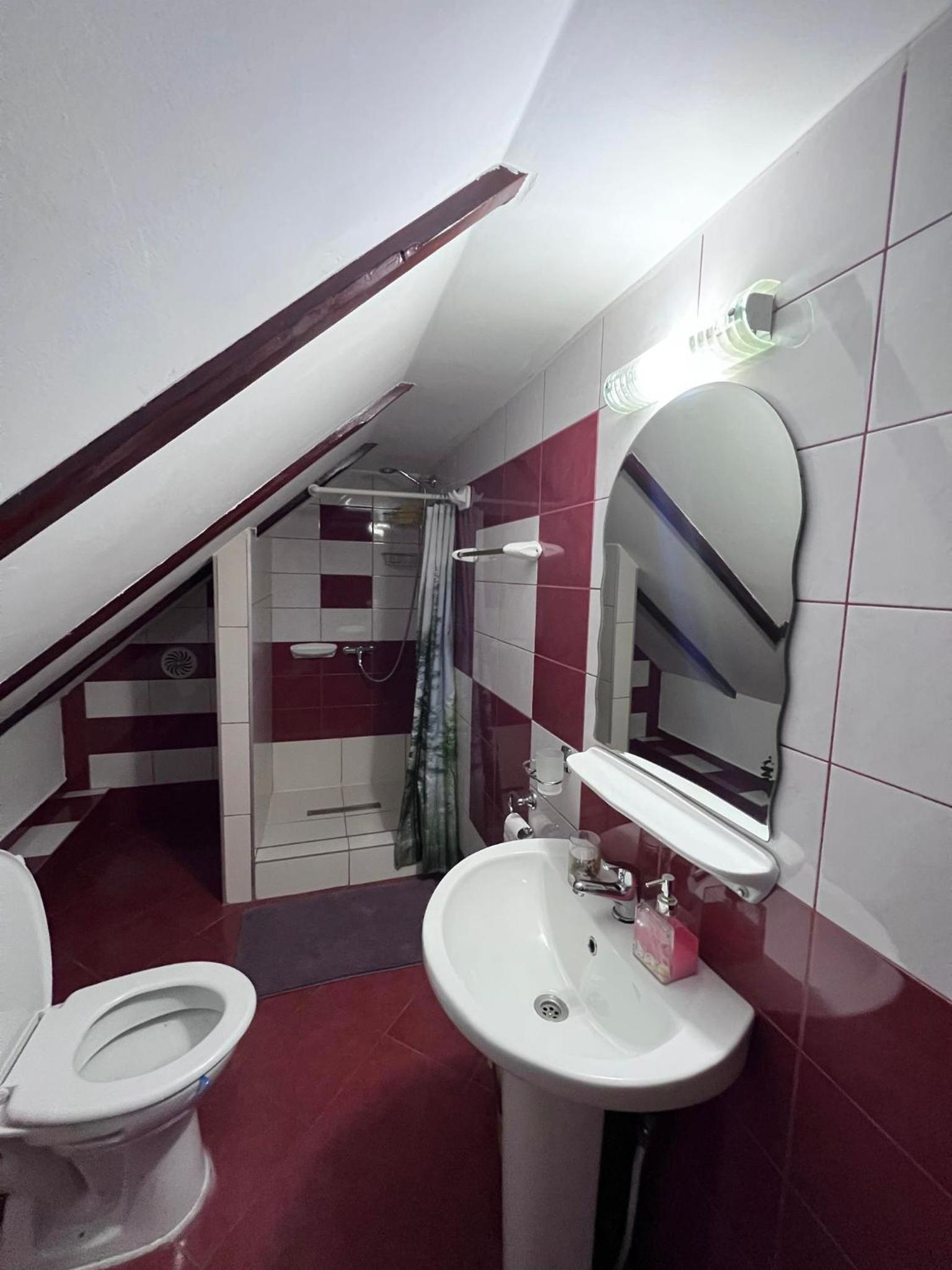 Five-Bedroom House photo 2