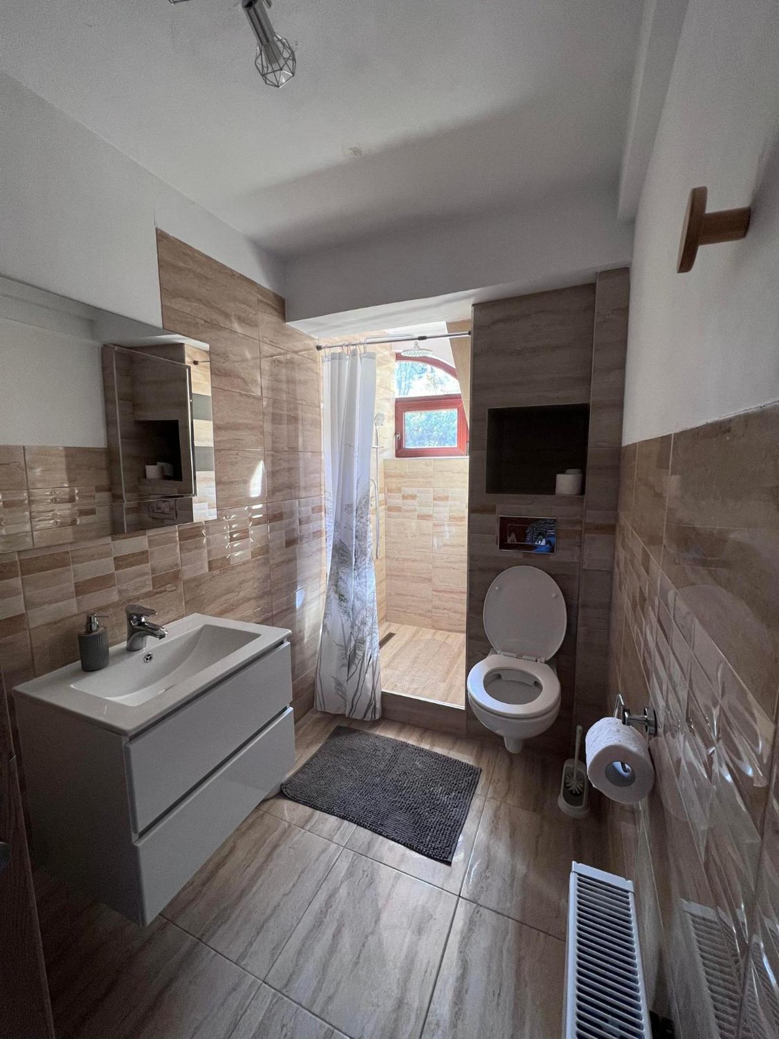 Five-Bedroom House photo 3