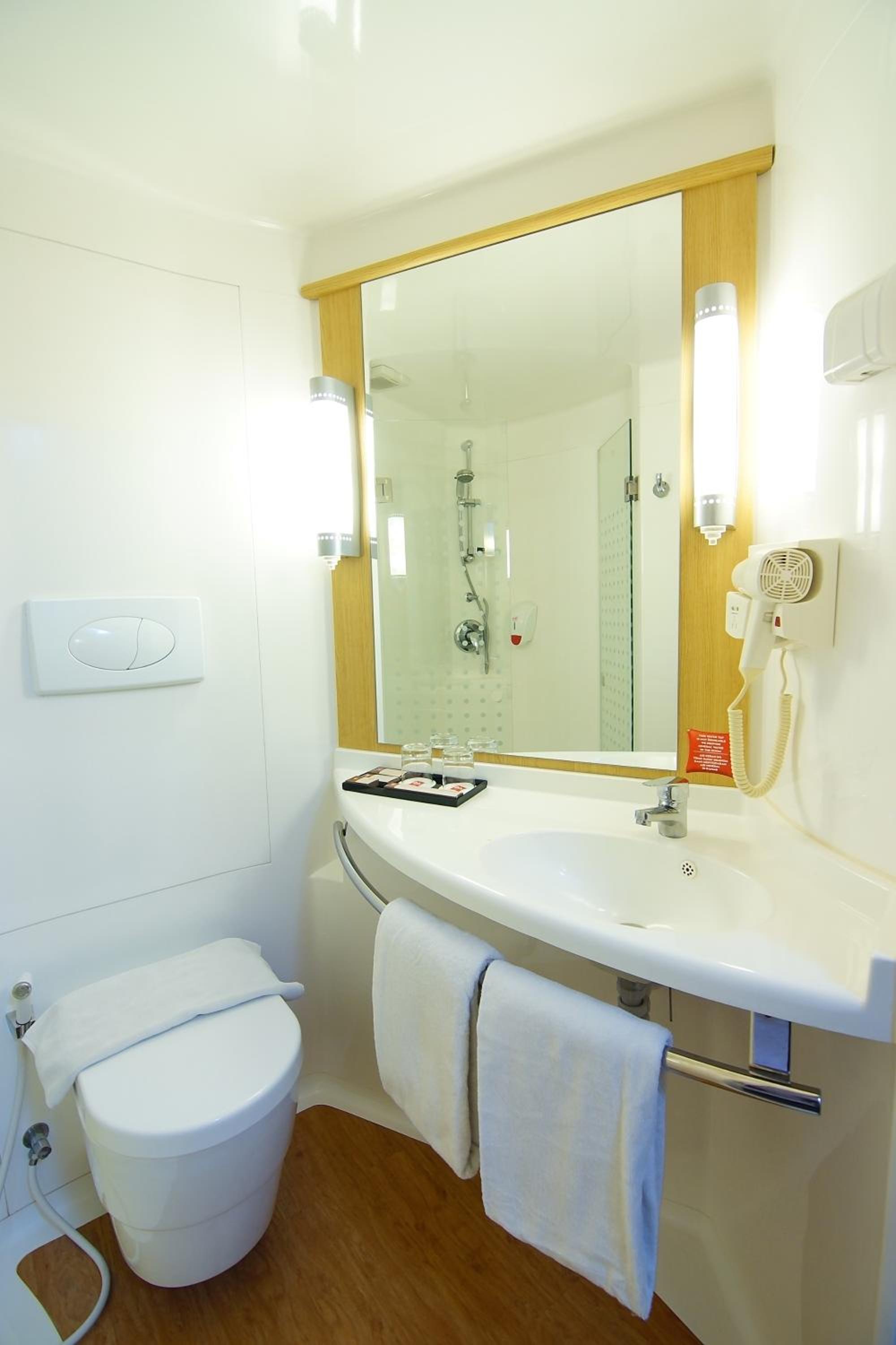 Standard 2 Single Bed with City View photo 2