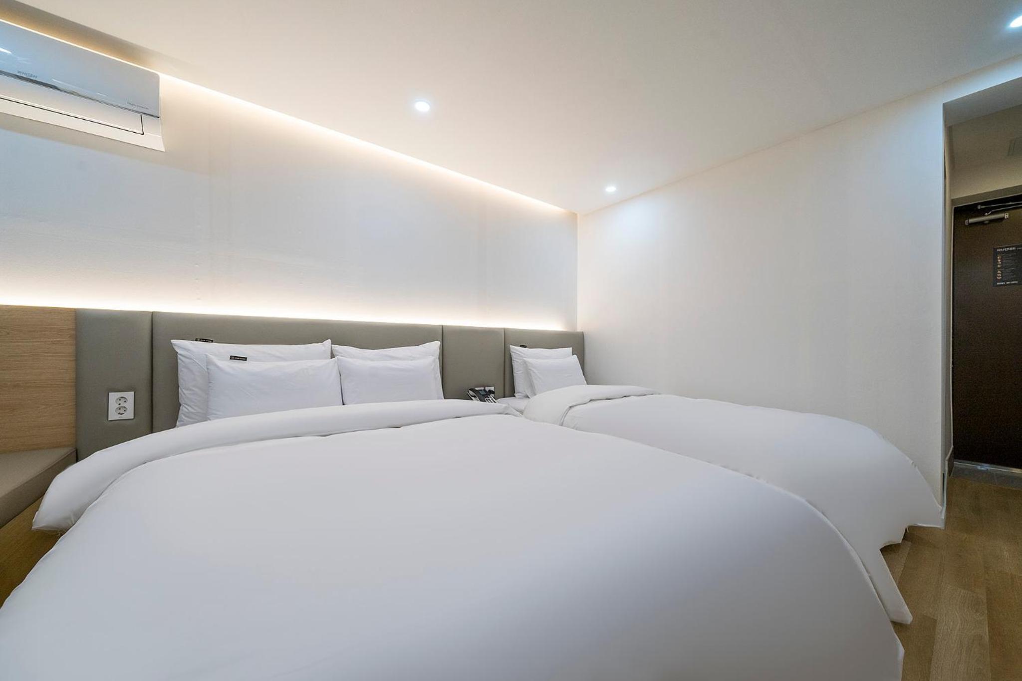 Deluxe Twin Room - Photo 8