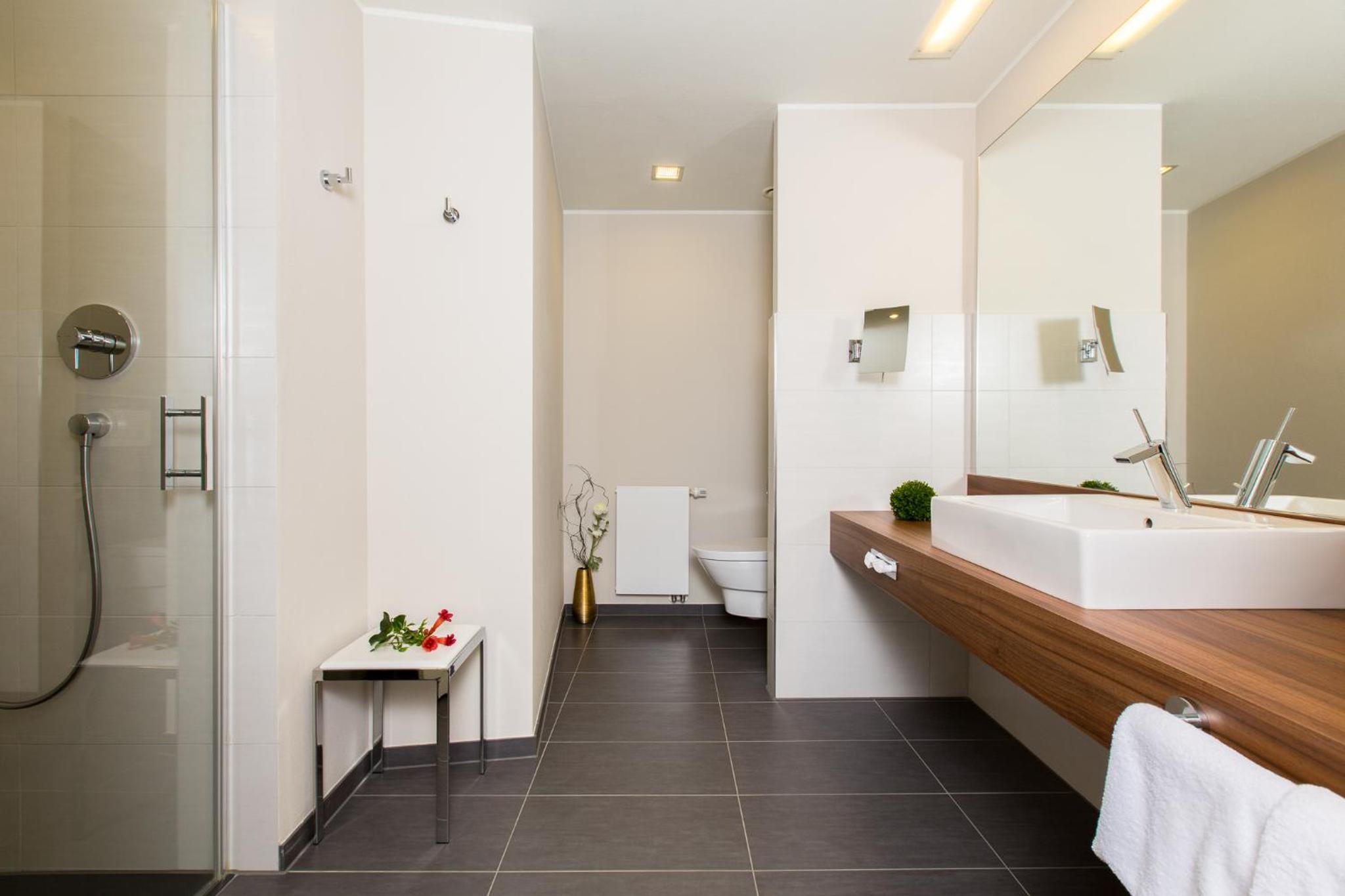Vinotel Junior Suite mit Whirlpool- Badewanne inroom photo 3