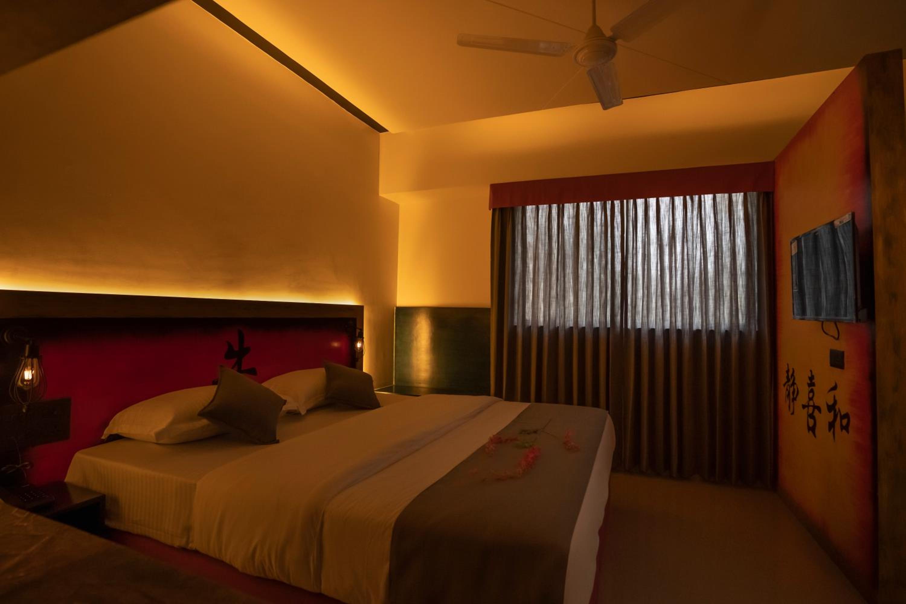 Deluxe Double Room with Balcony - Photo 1