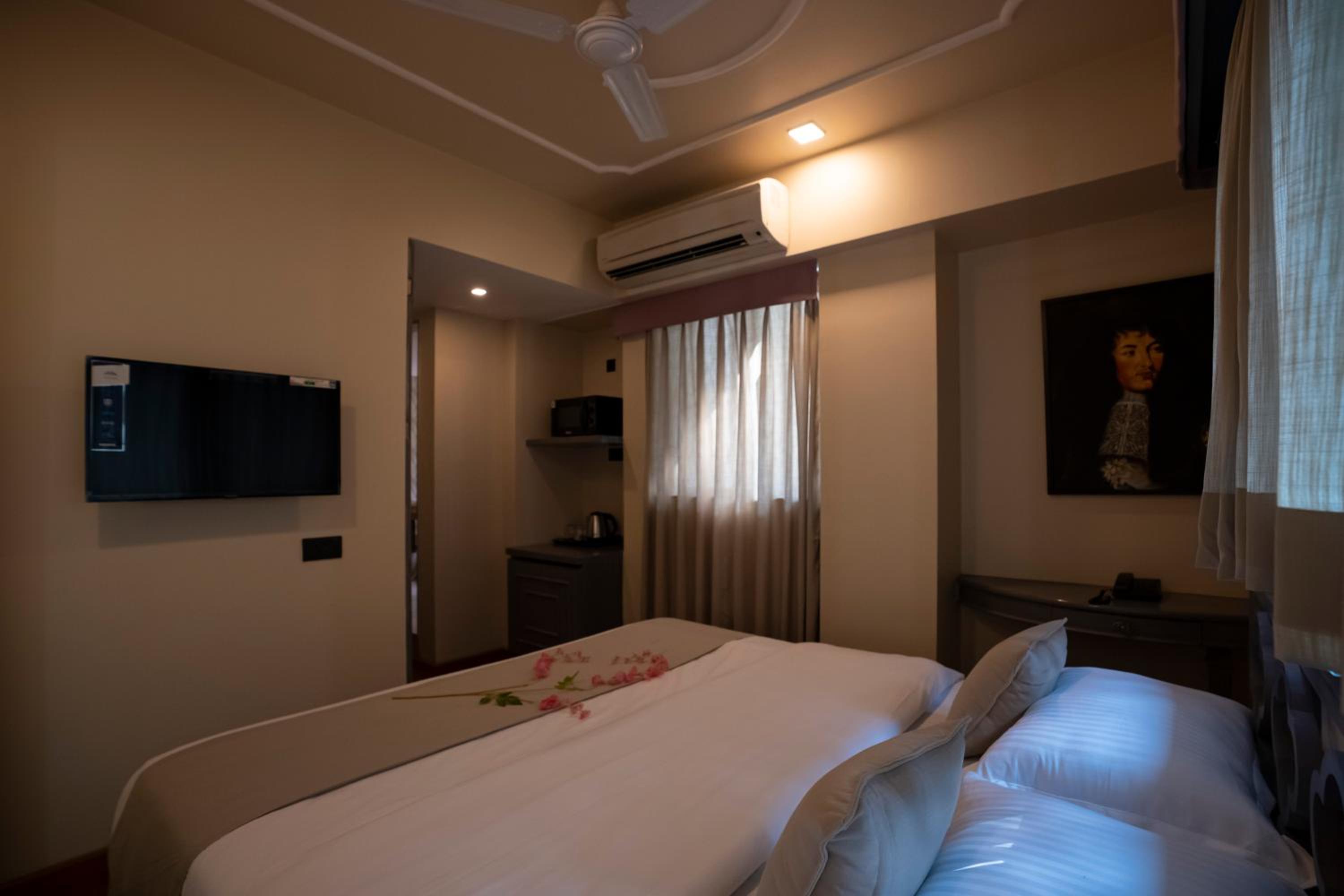 Executive Suite - Photo 1