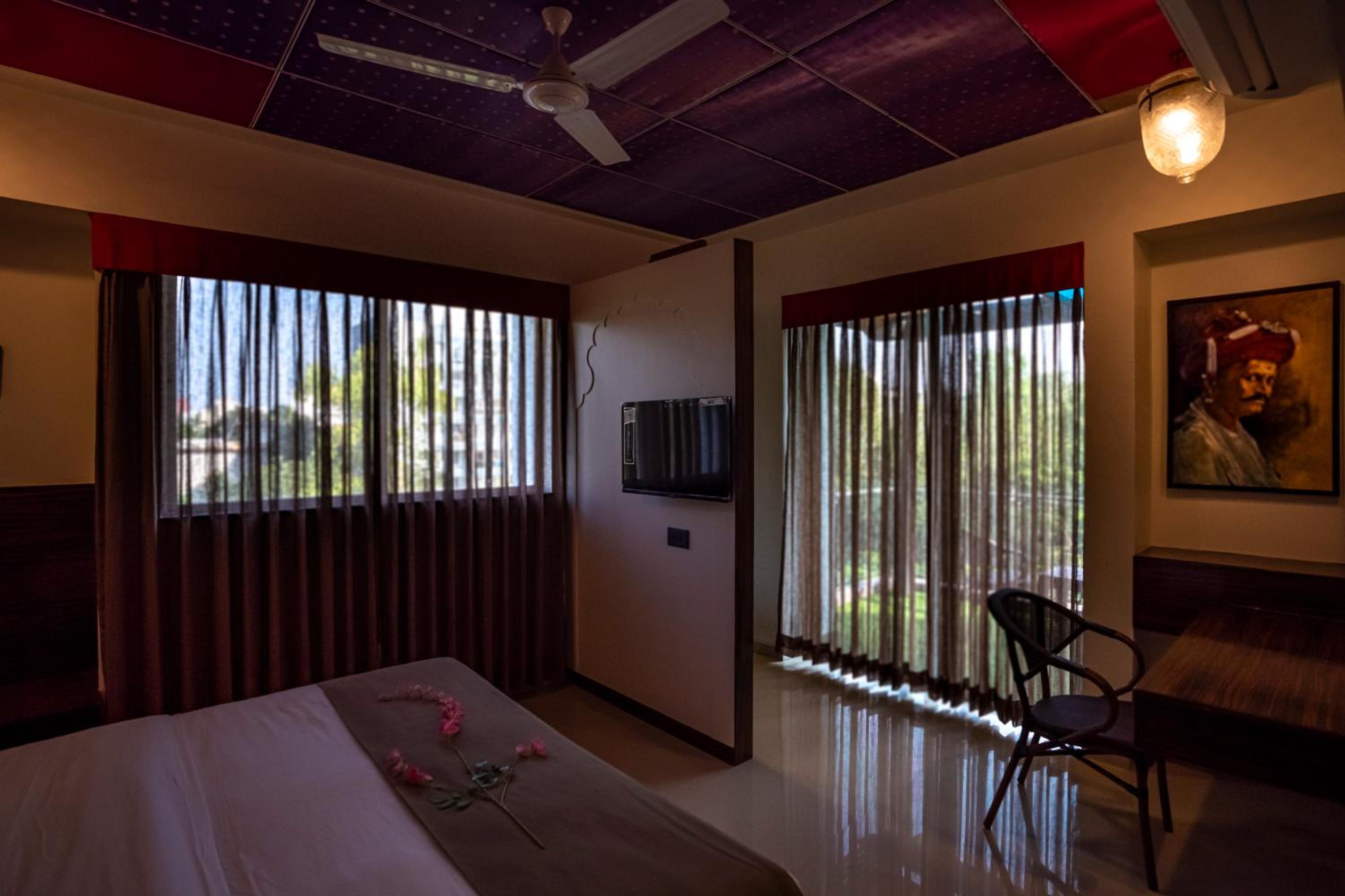 Deluxe Double Room with Balcony - Photo 6