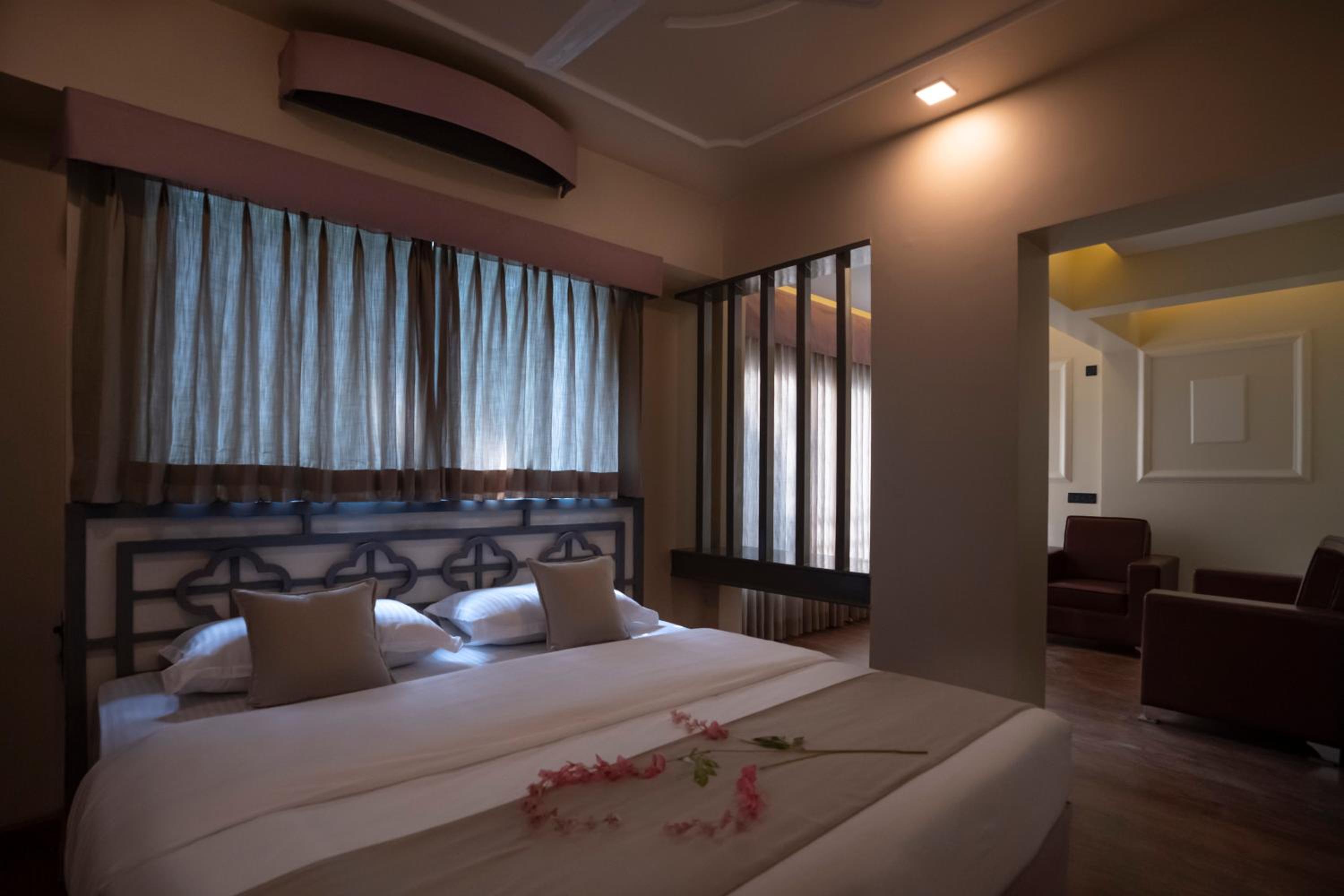 Executive Suite - Photo 4
