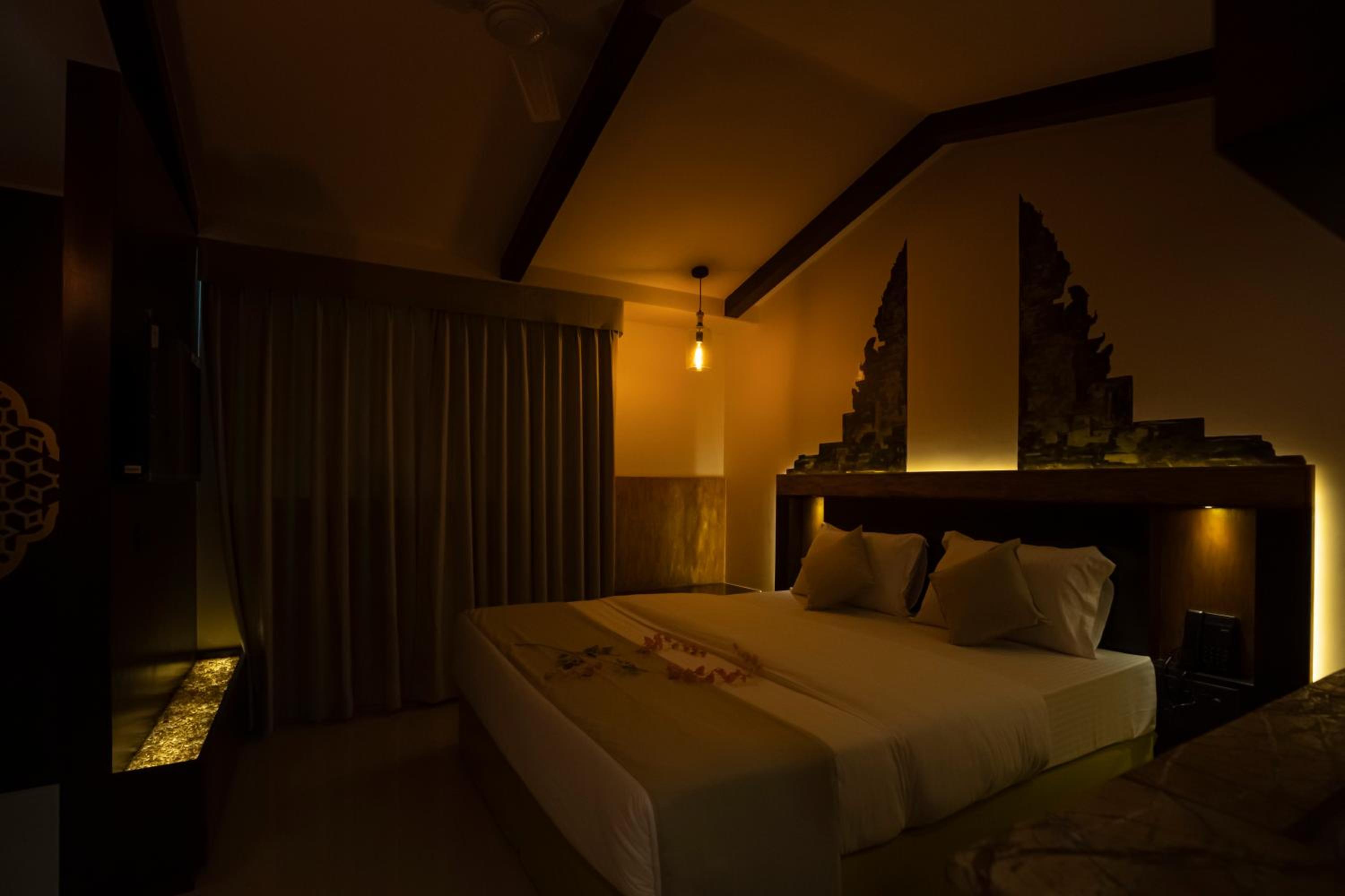 Deluxe Double Room with Balcony - Photo 4