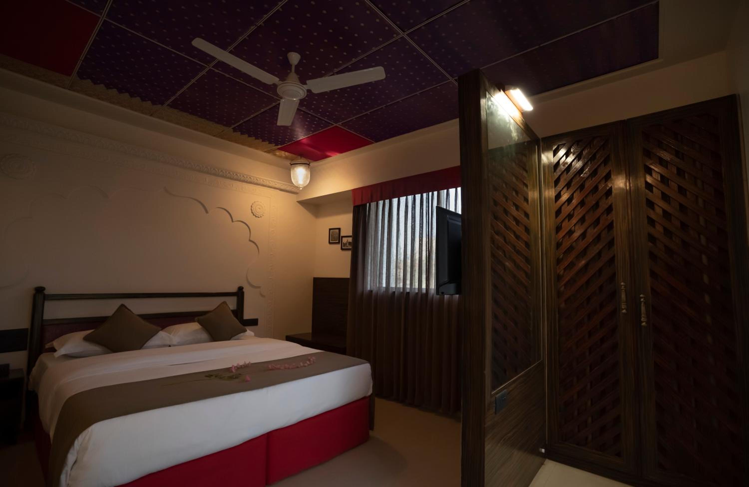 Deluxe Double Room with Balcony - Photo 3