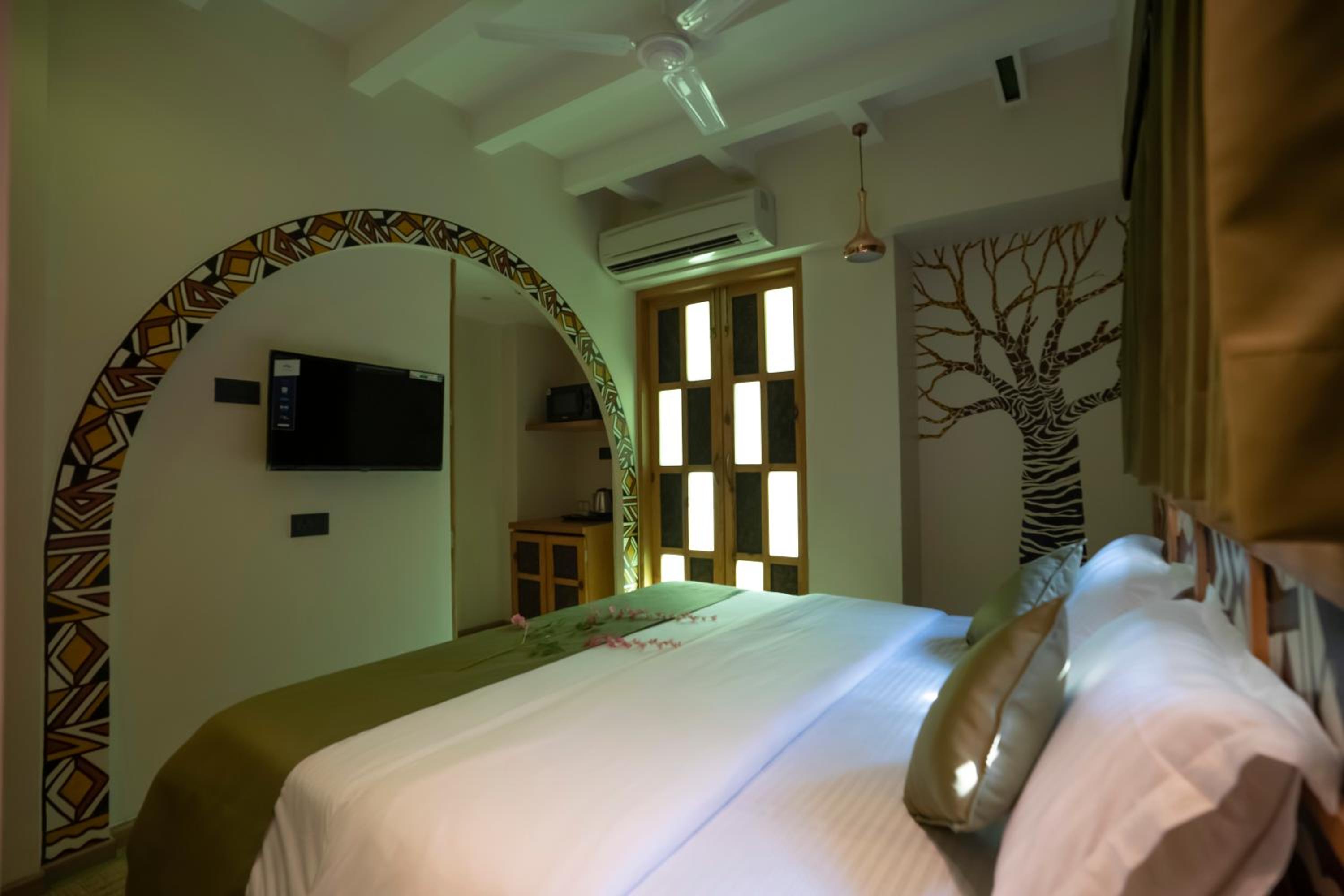 Executive Suite - Photo 3