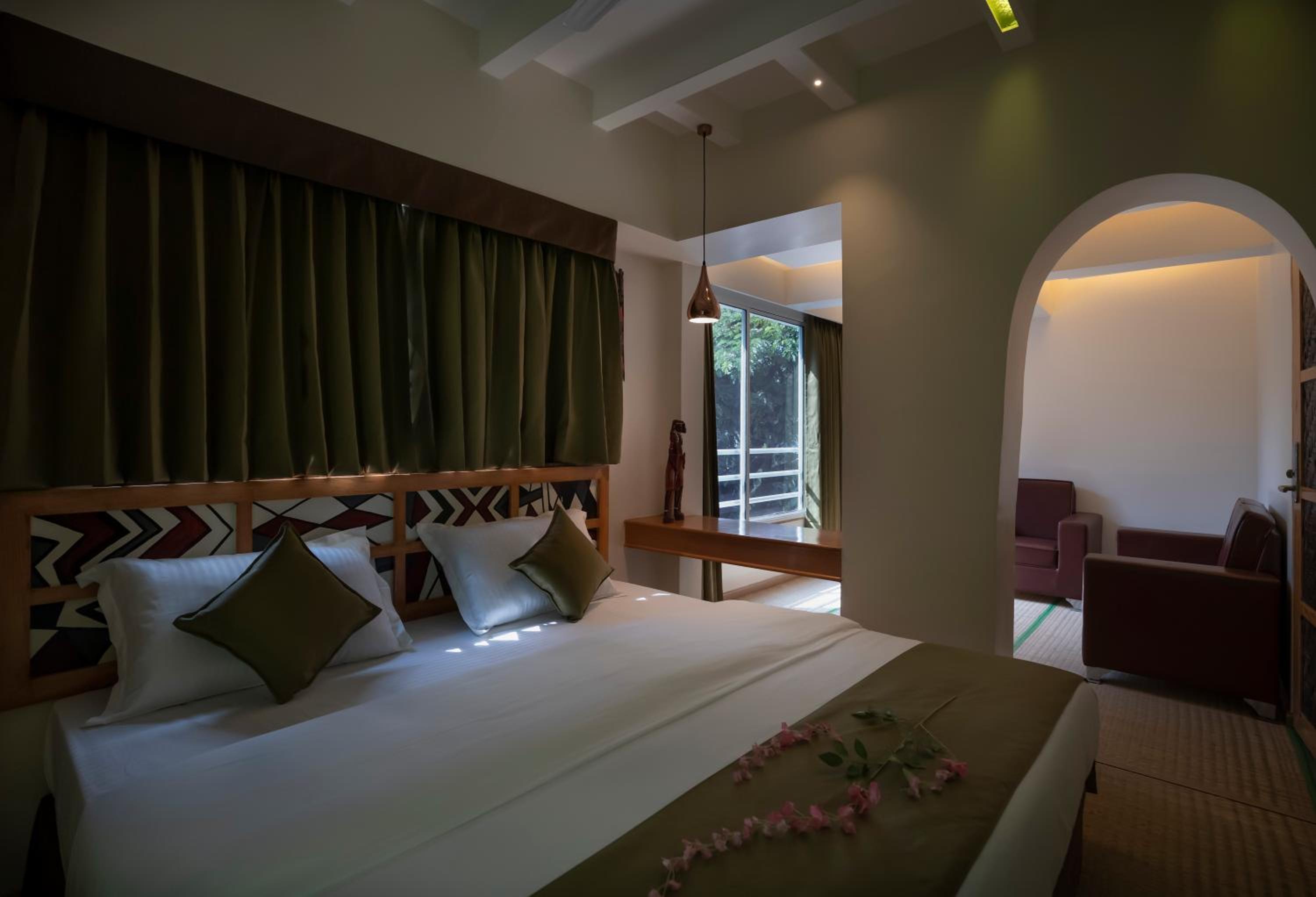 Executive Suite - Photo 2