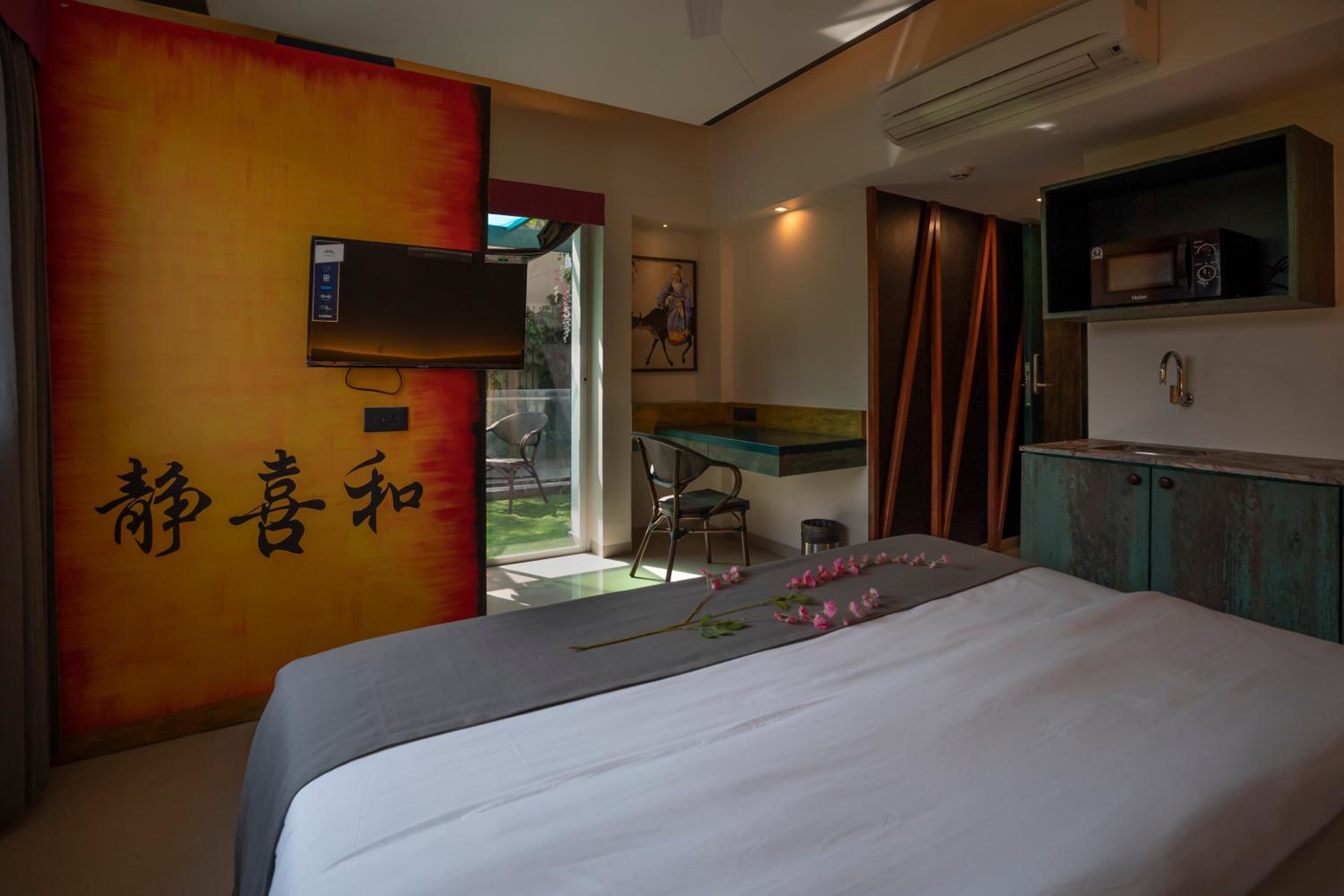 Deluxe Double Room with Balcony - Photo 2