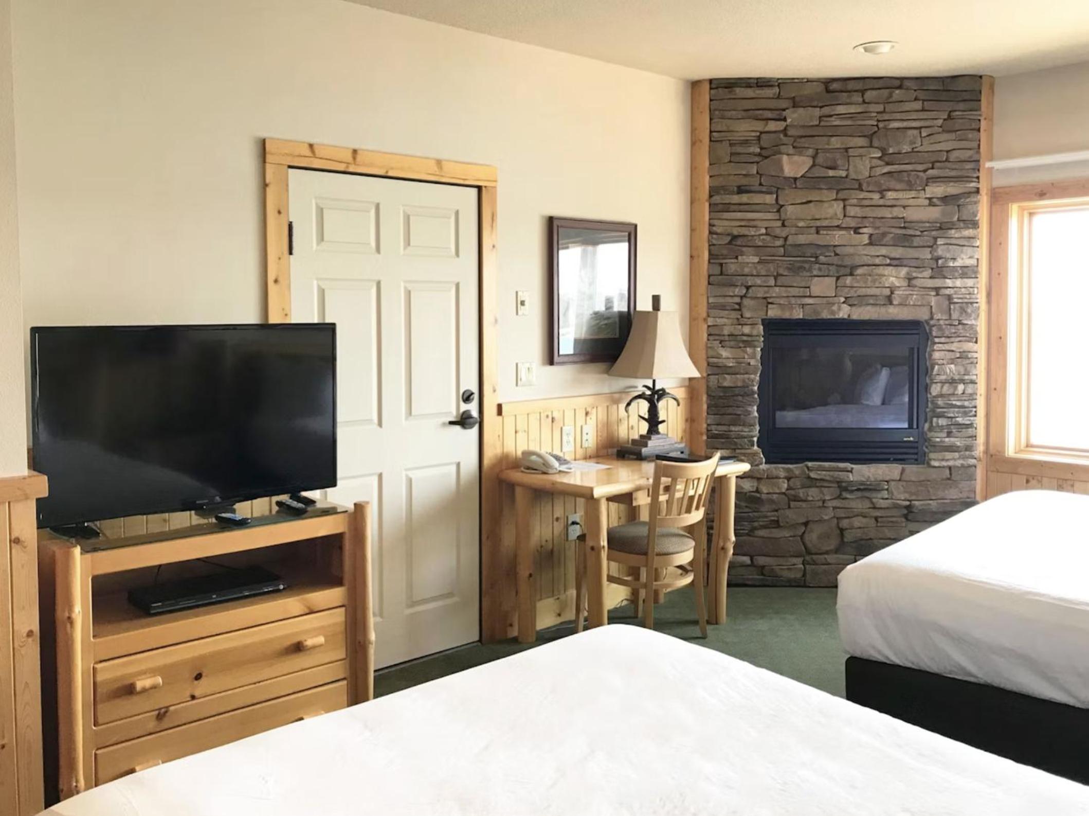Double Queen Room with Fireplace photo 3