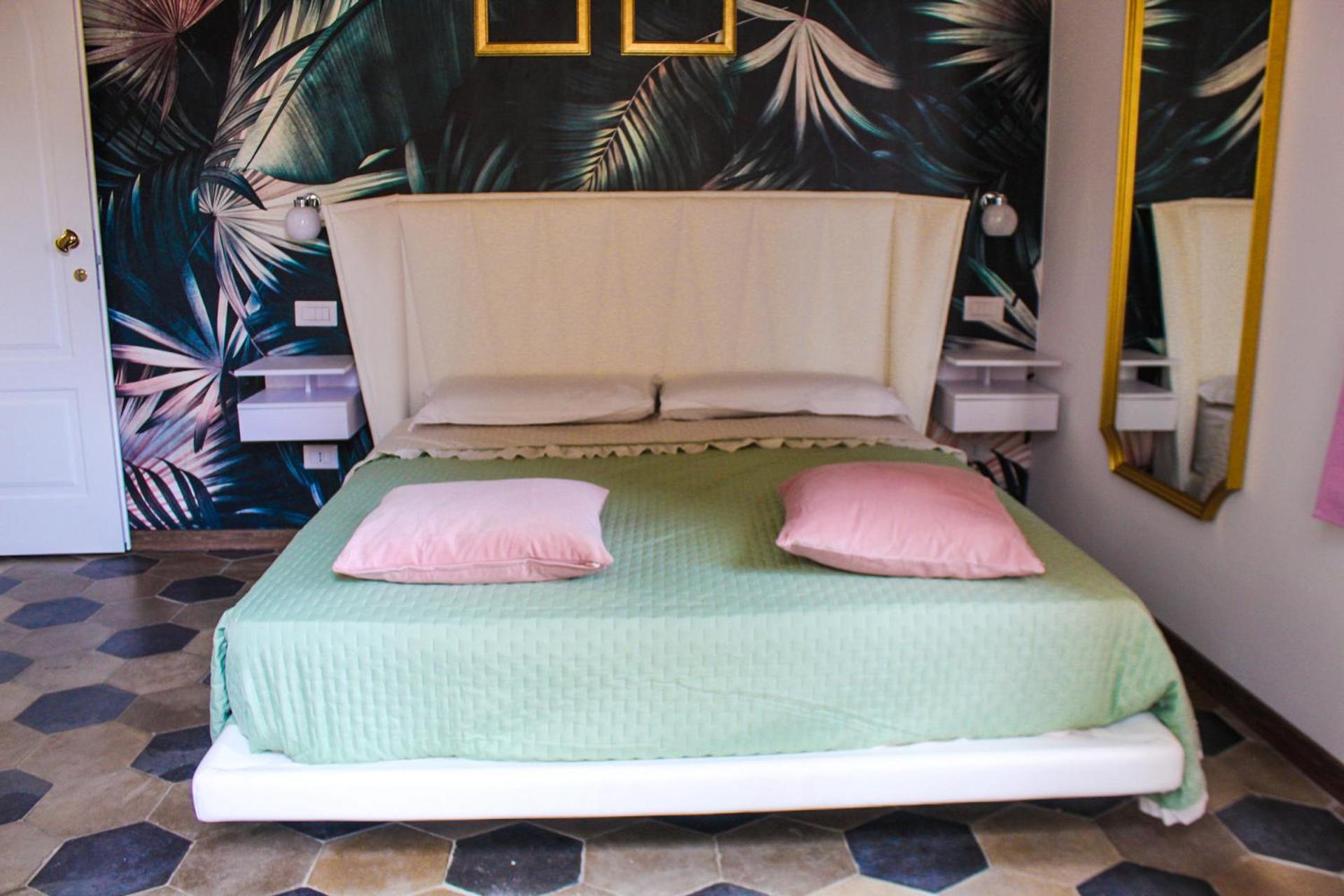 Queen Room photo 2