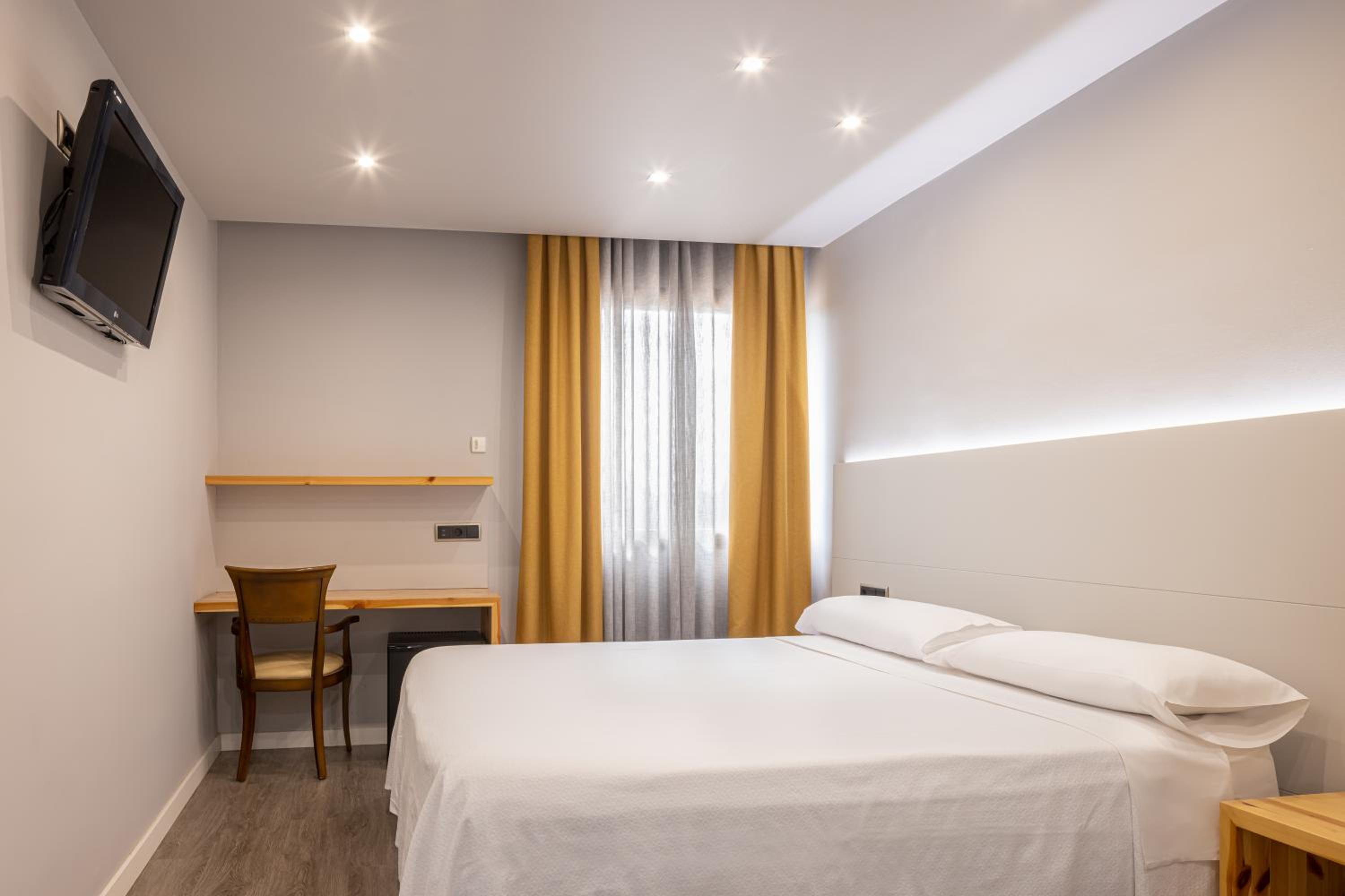 Double or Twin Room - Photo 6