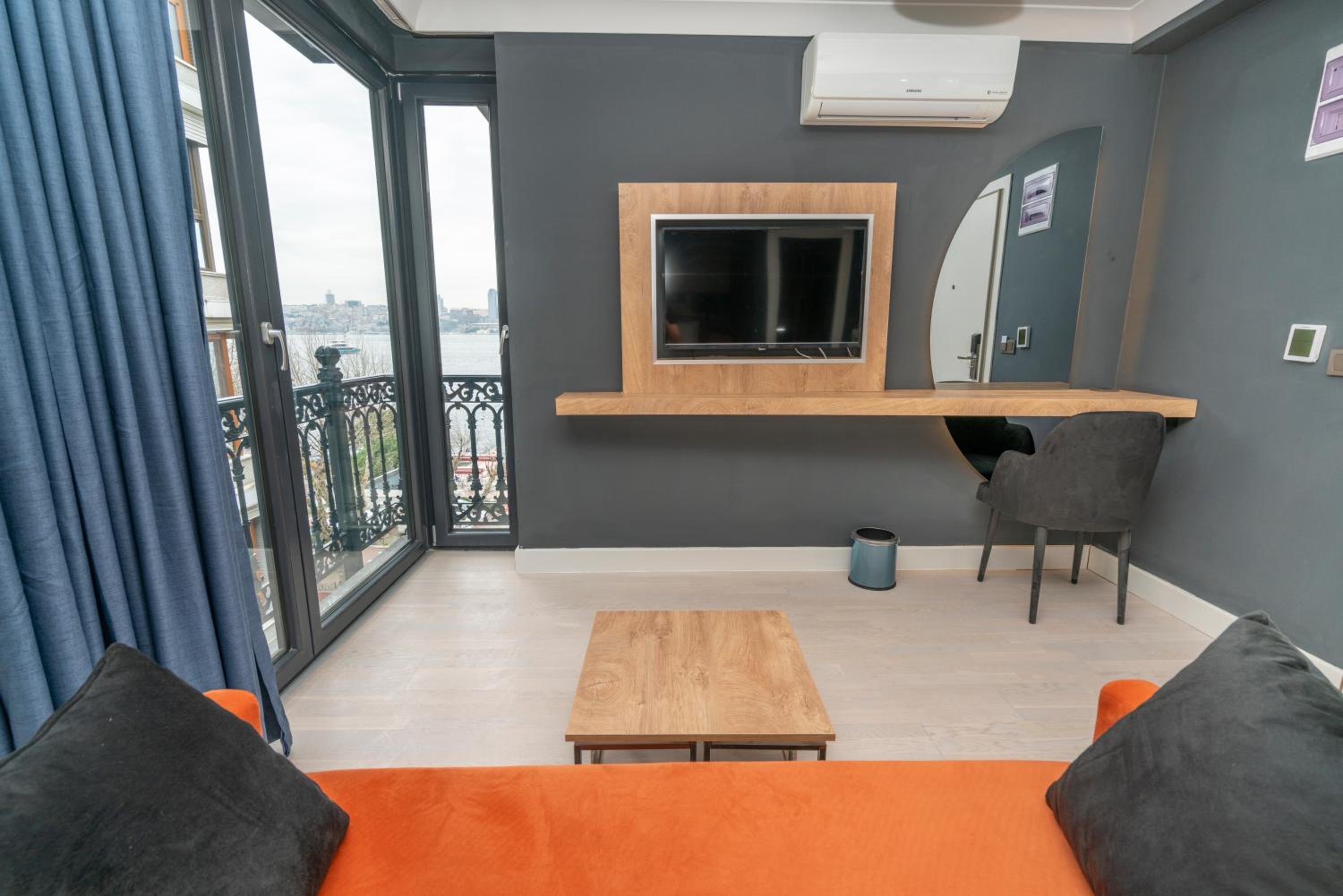 Deluxe Double Room with Side Sea View photo 1