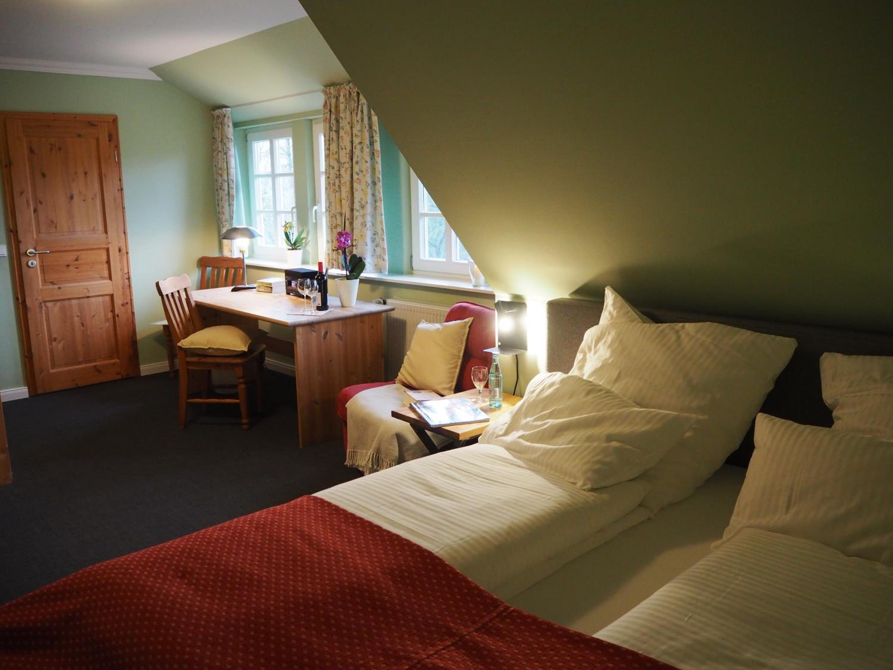 Deluxe Double Room (2 Adults + 1 Child) photo 3